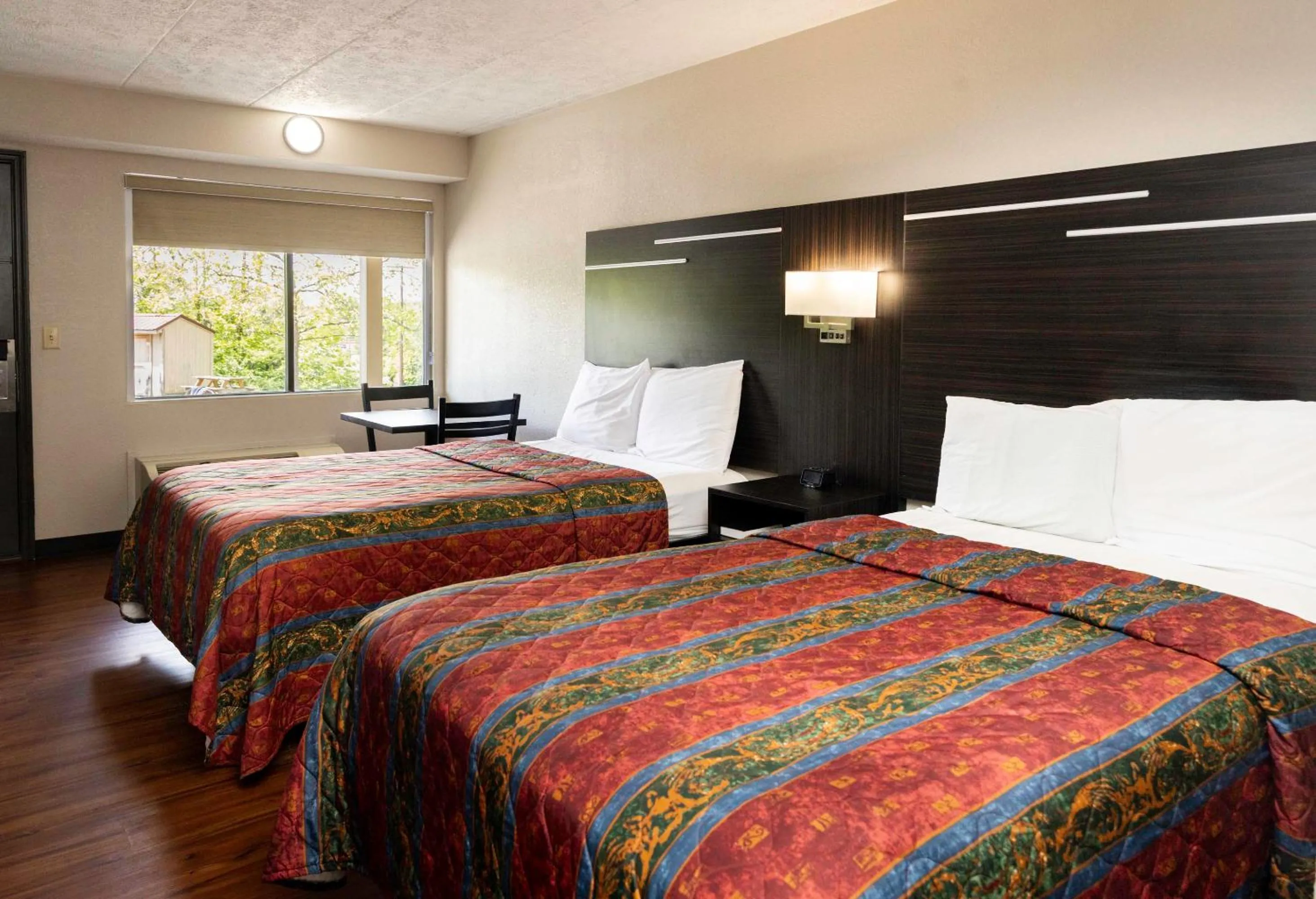 Bed in Paragon Inn Hillsboro