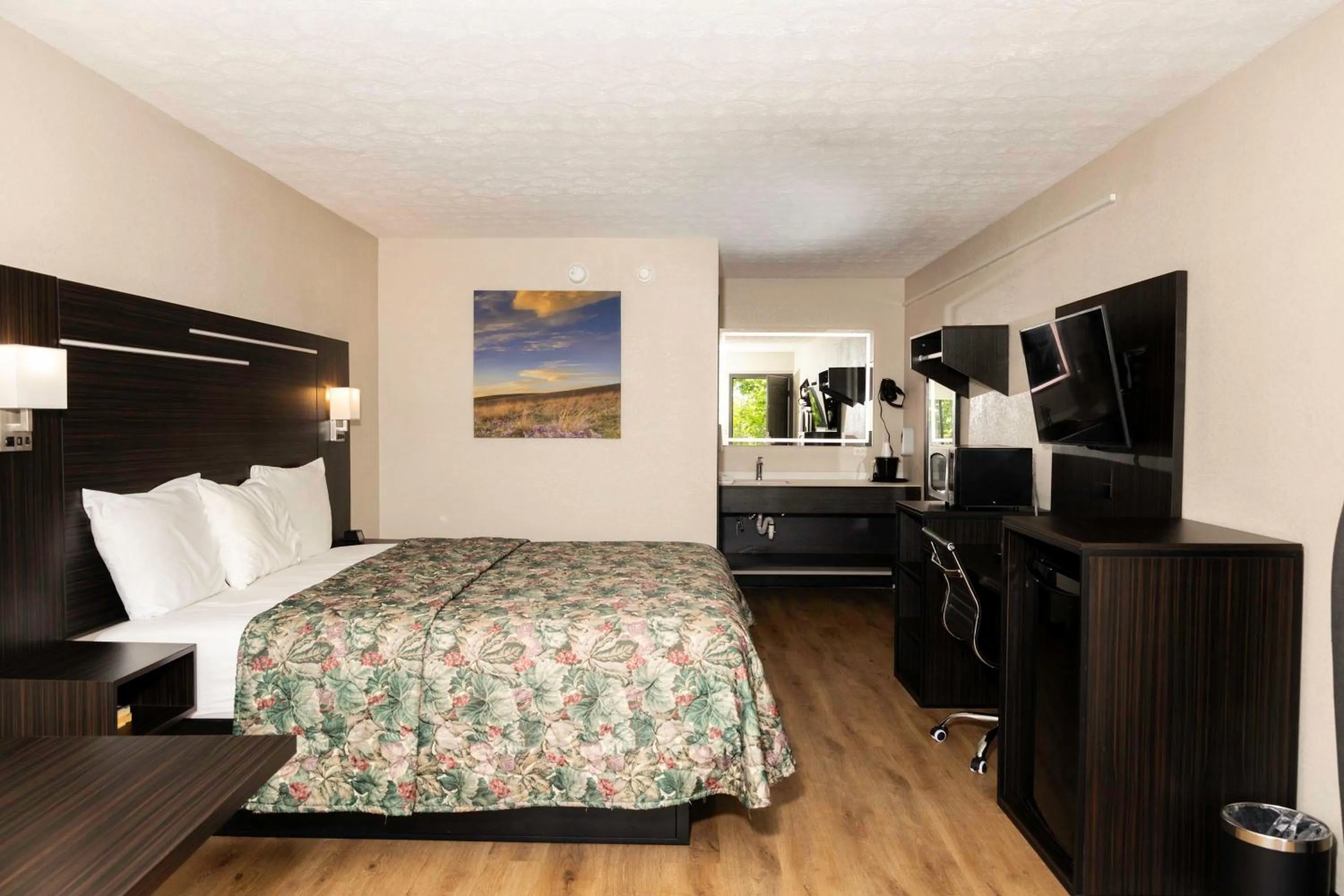 Bed in Paragon Inn Hillsboro