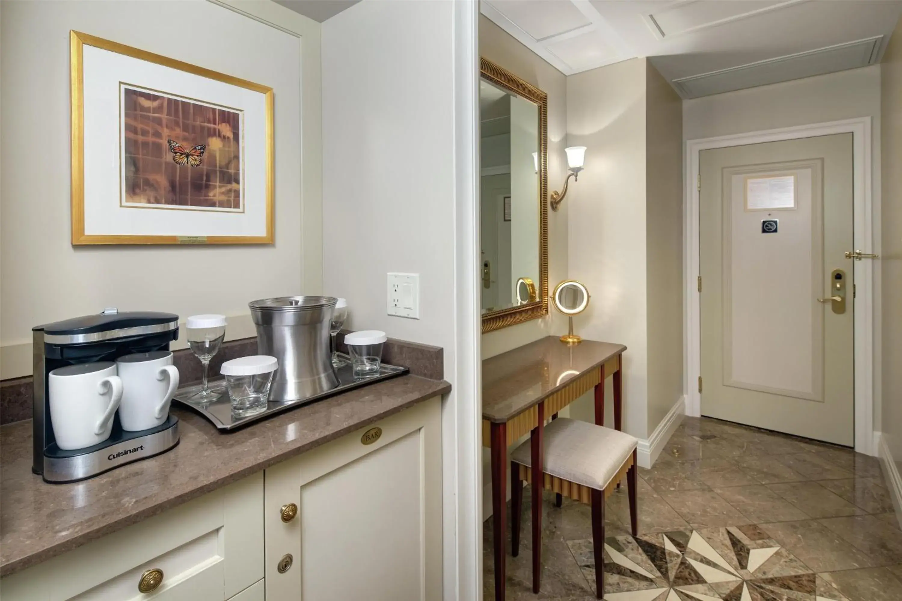 Deluxe Queen Room with Two Queen Beds with Lake View in Hilton Lac-Leamy Deluxe Queen Room with Two Queen Beds with Lake View in Hilton Lac-Leamy