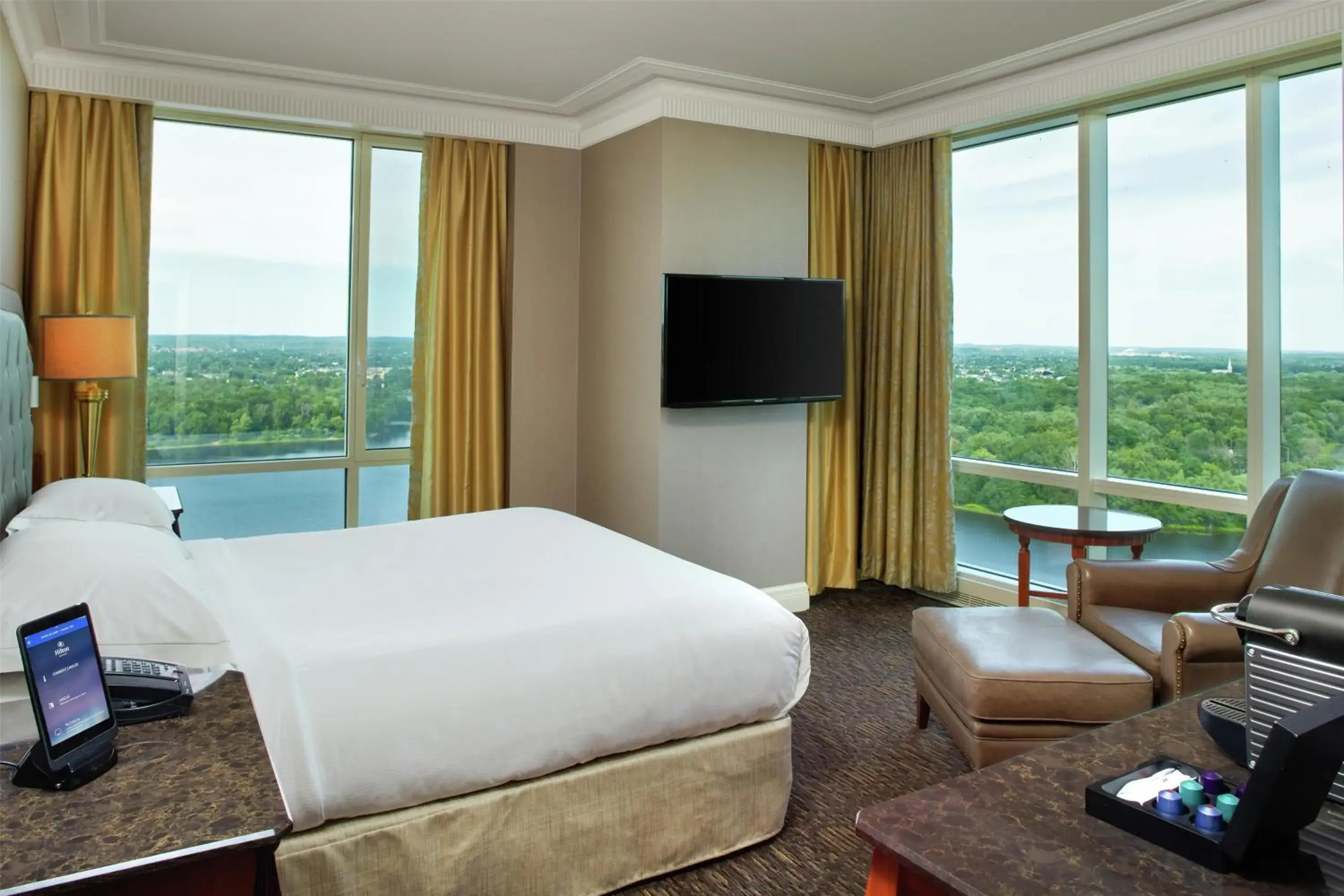 Executive King Suite with Lake View in Hilton Lac-Leamy Executive King Suite with Lake View in Hilton Lac-Leamy