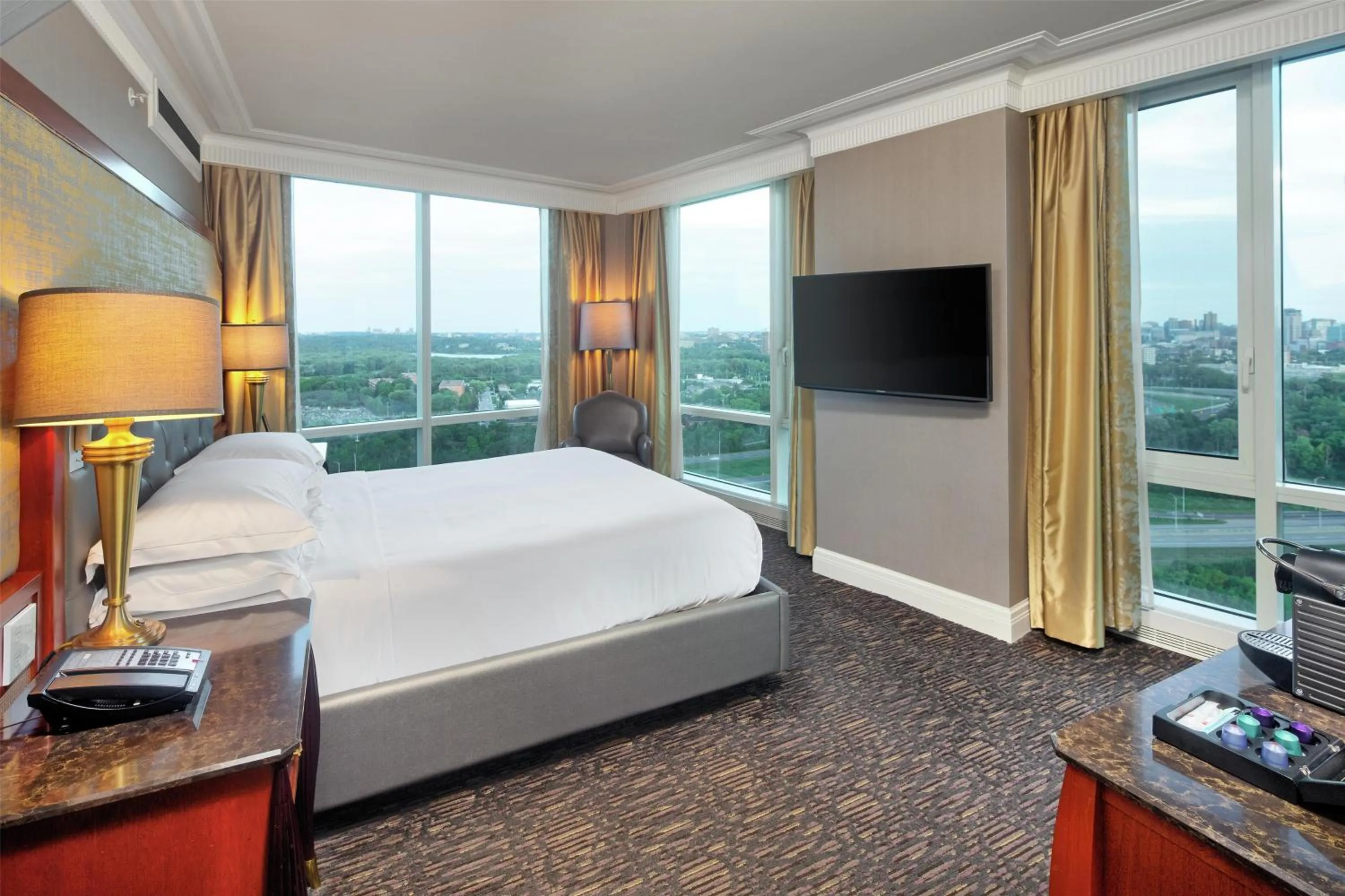 Bedroom, Bed in Hilton Lac-Leamy