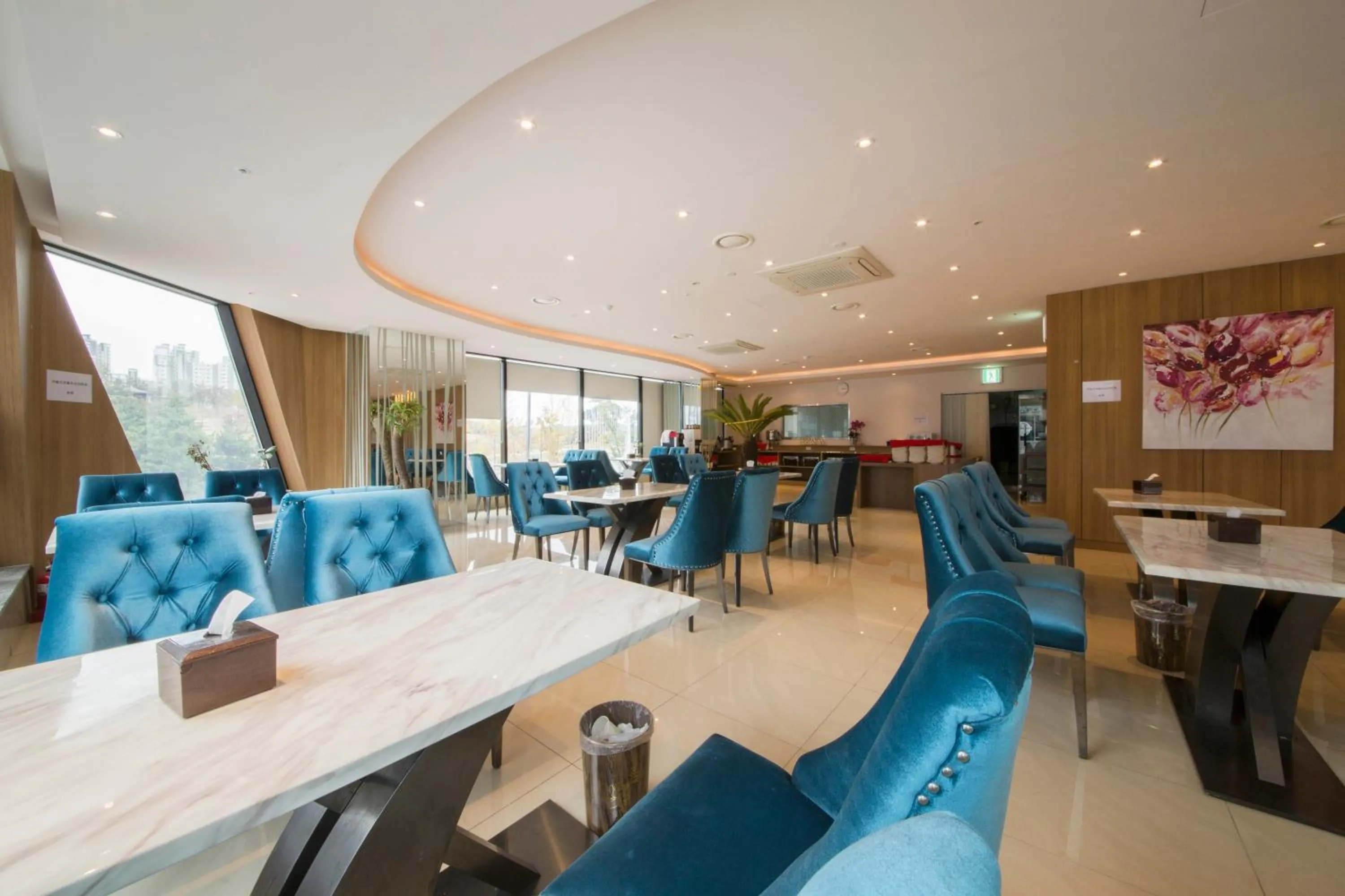 Restaurant/places to eat in Guwol Hotel