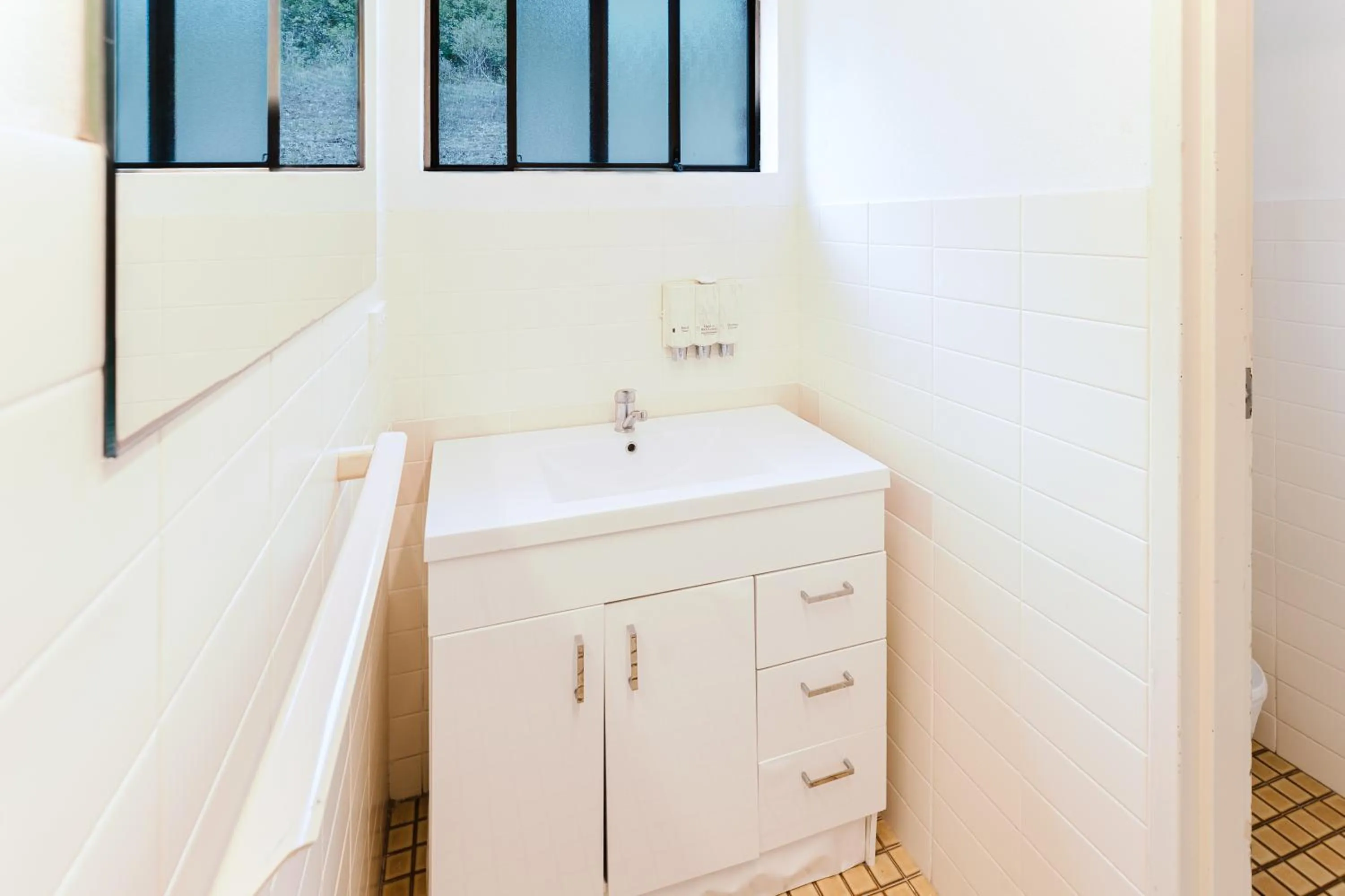 Bathroom in Country 2 Coast Motor Inn Coffs Harbour