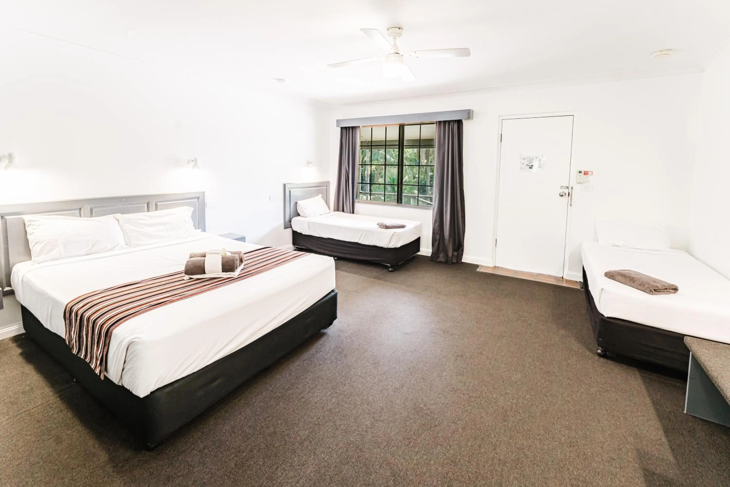Photo of the whole room, Bed in Country 2 Coast Motor Inn Coffs Harbour