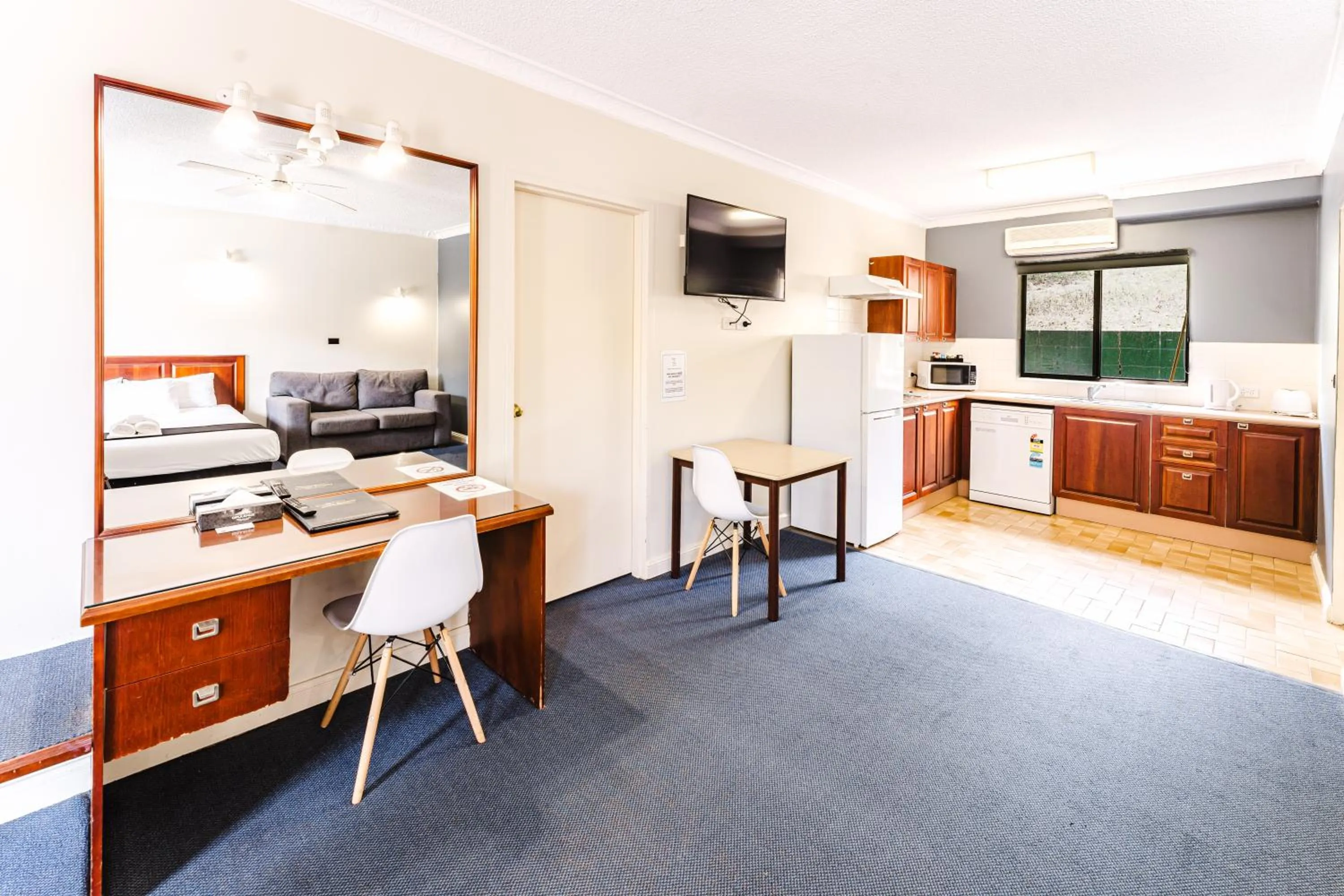 Kitchen or kitchenette, Bed in Country 2 Coast Motor Inn Coffs Harbour
