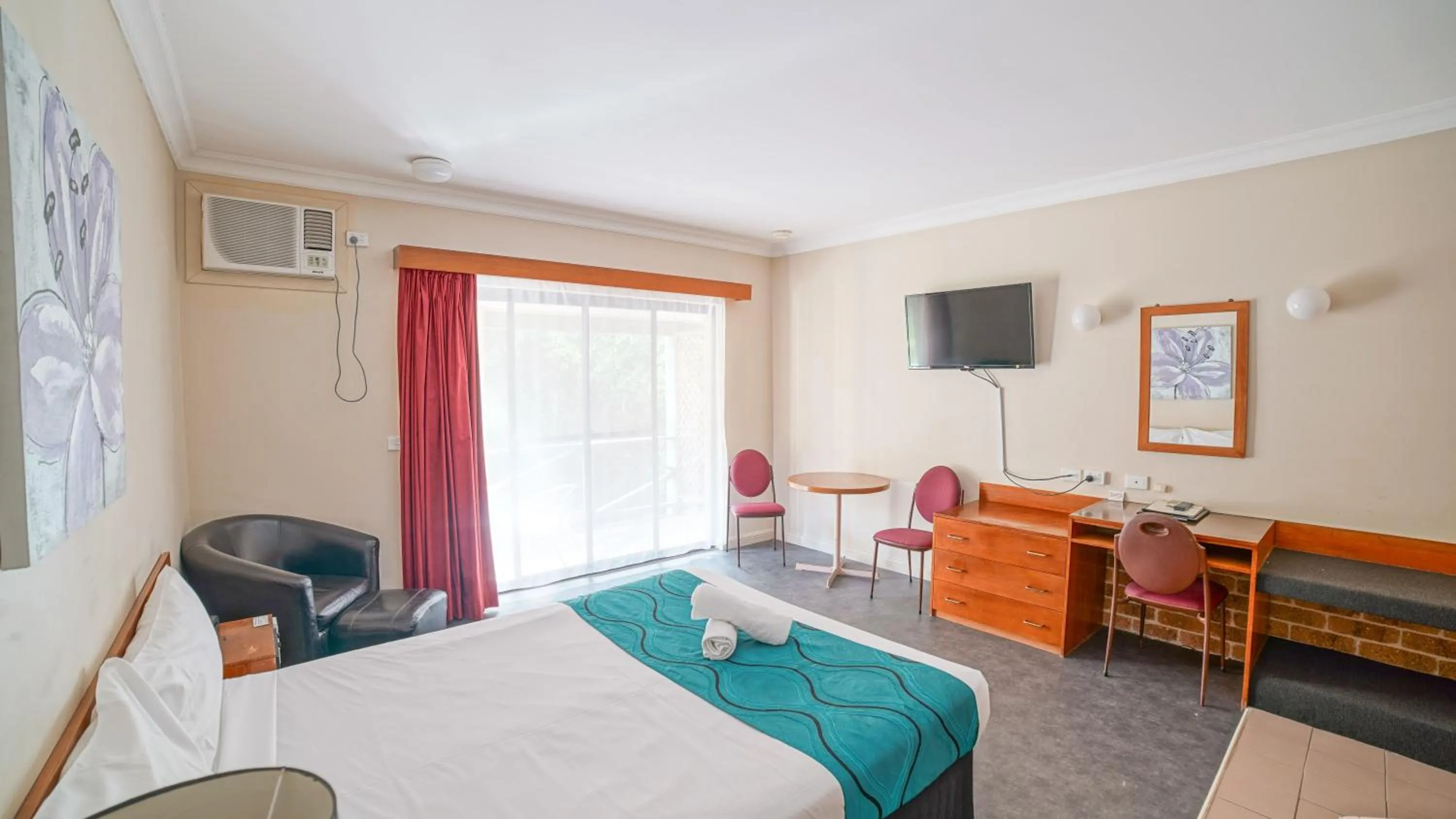 Photo of the whole room, Bed in Country 2 Coast Motor Inn Coffs Harbour