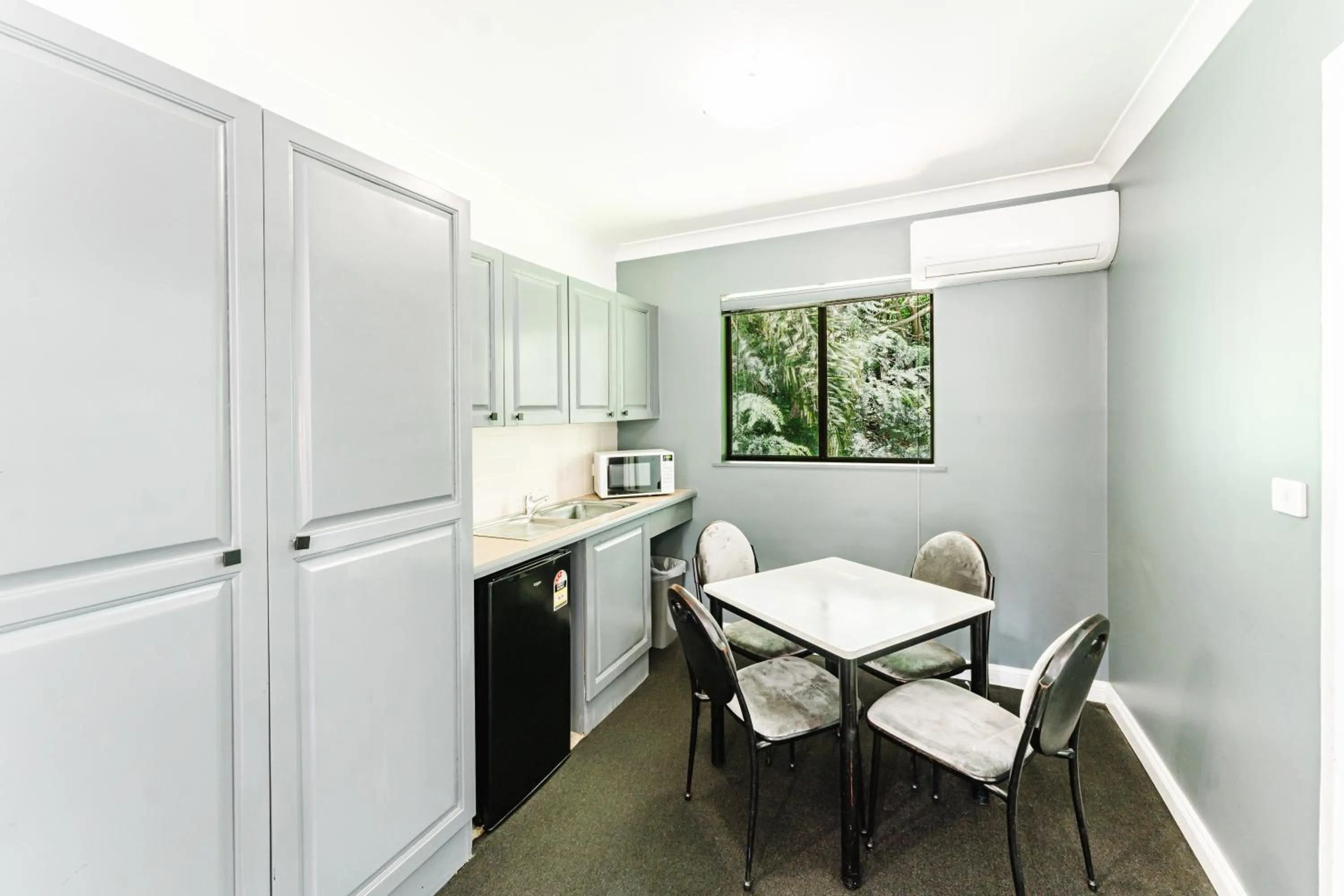 Kitchen or kitchenette in Country 2 Coast Motor Inn Coffs Harbour