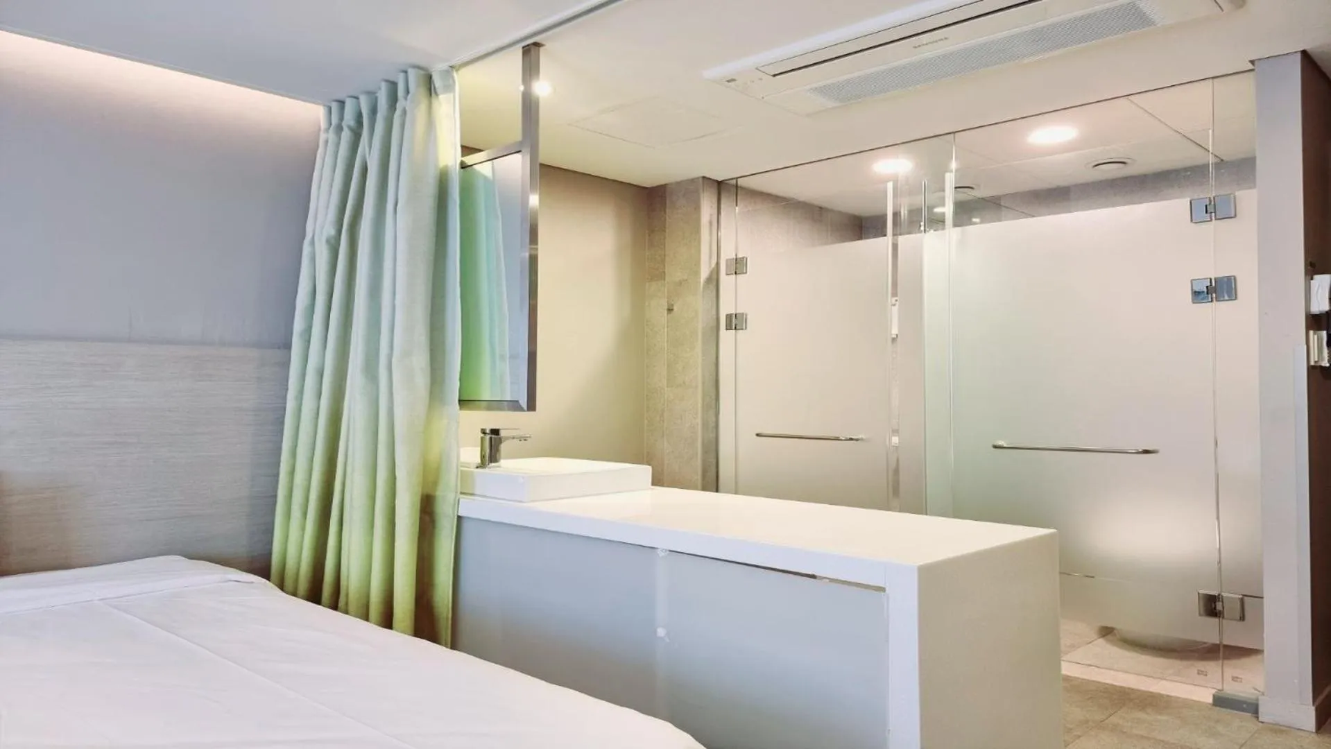 Bathroom, Bed in New Seoul Hotel Myeongdong