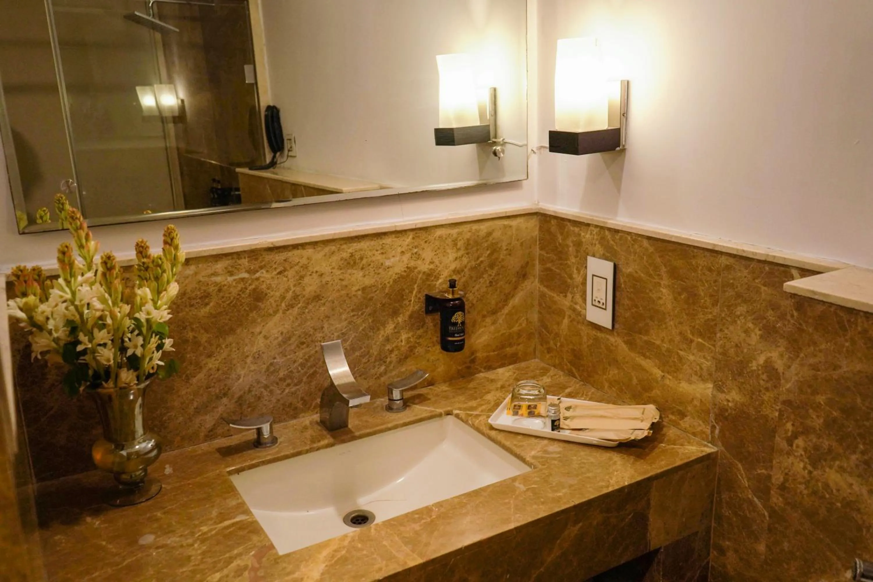 Bathroom in TreeHouse Queens Pearl