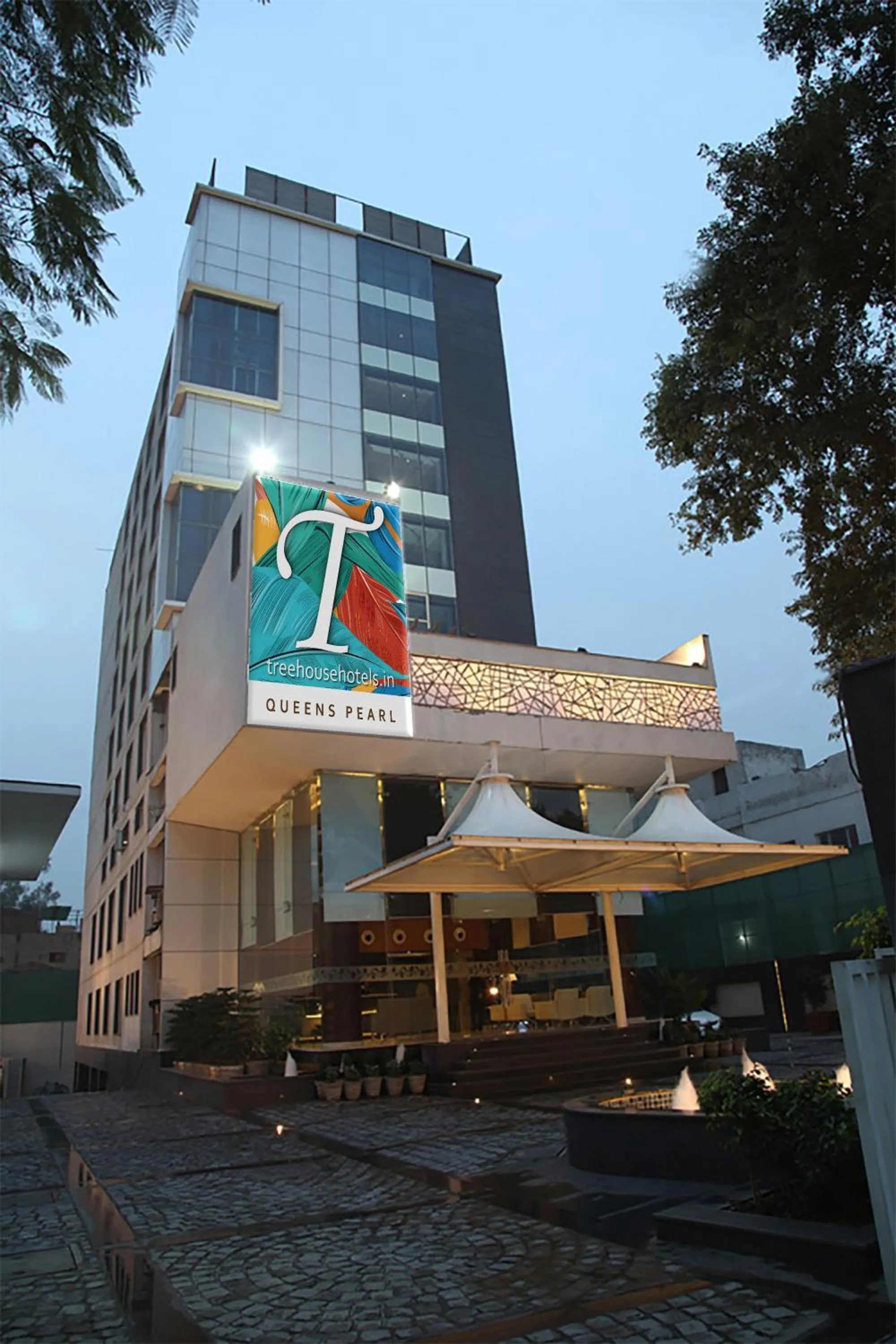 Facade/entrance in TreeHouse Queens Pearl