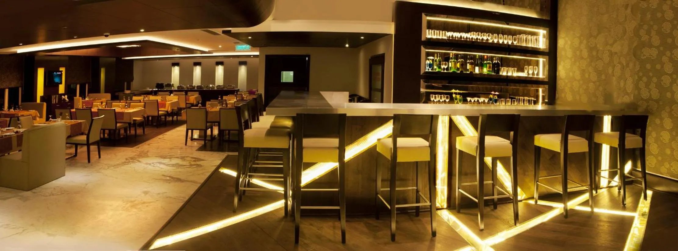 Lounge or bar in TreeHouse Queens Pearl