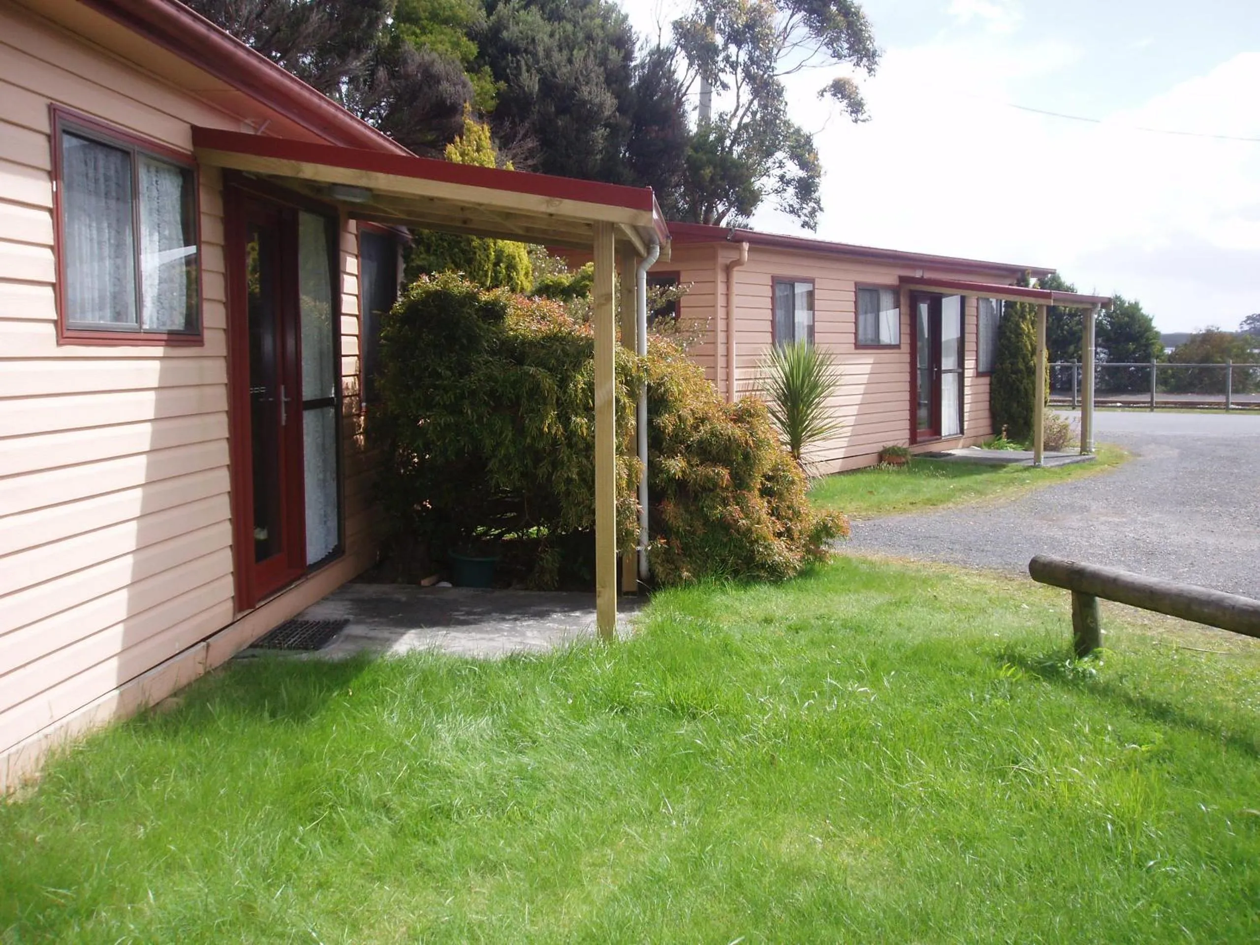 Regatta Point Tavern & Holiday Villas