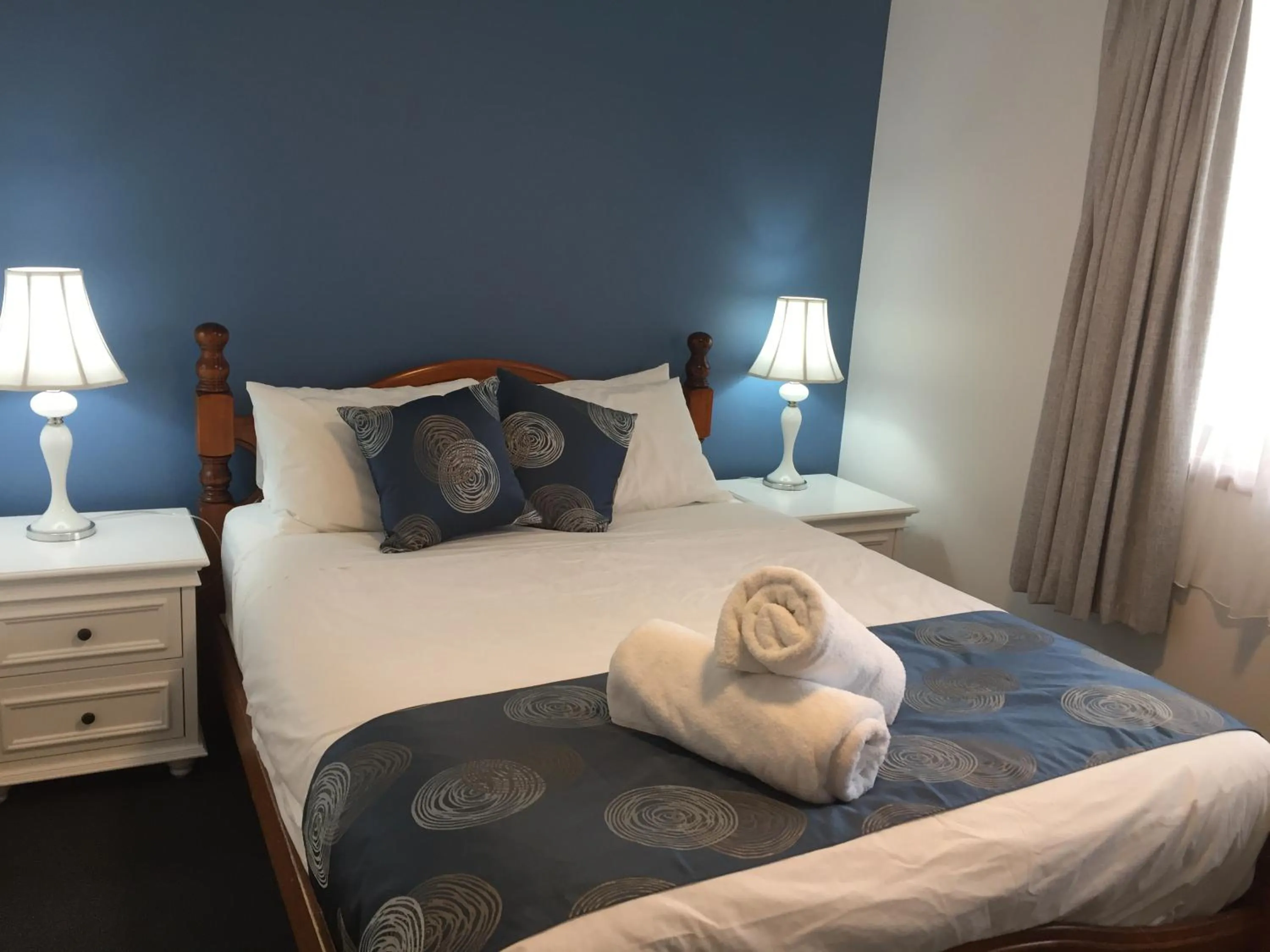 Bed in Regatta Point Tavern & Holiday Villas