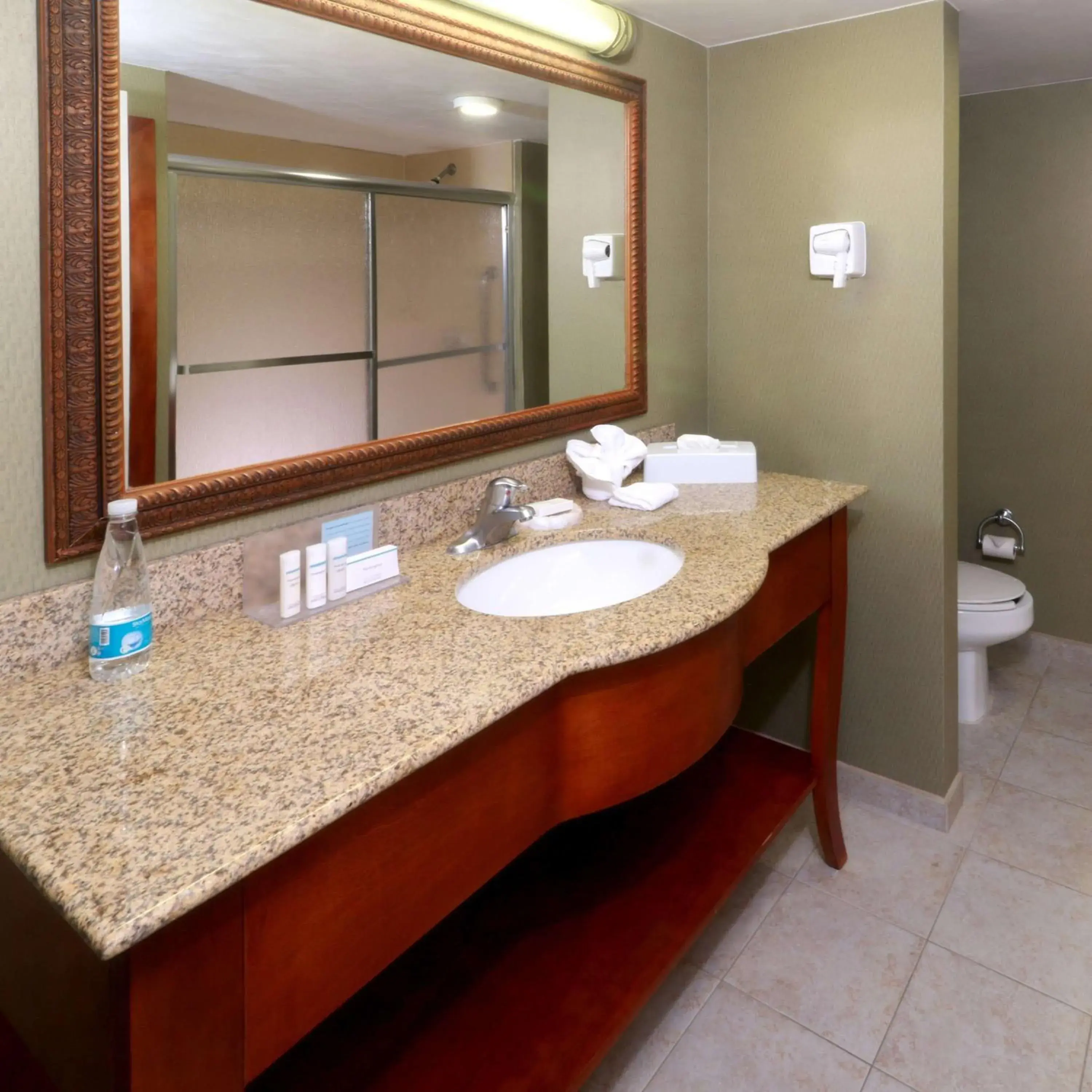 Bathroom in Hampton by Hilton Reynosa Zona Industrial Bathroom in Hampton by Hilton Reynosa Zona Industrial