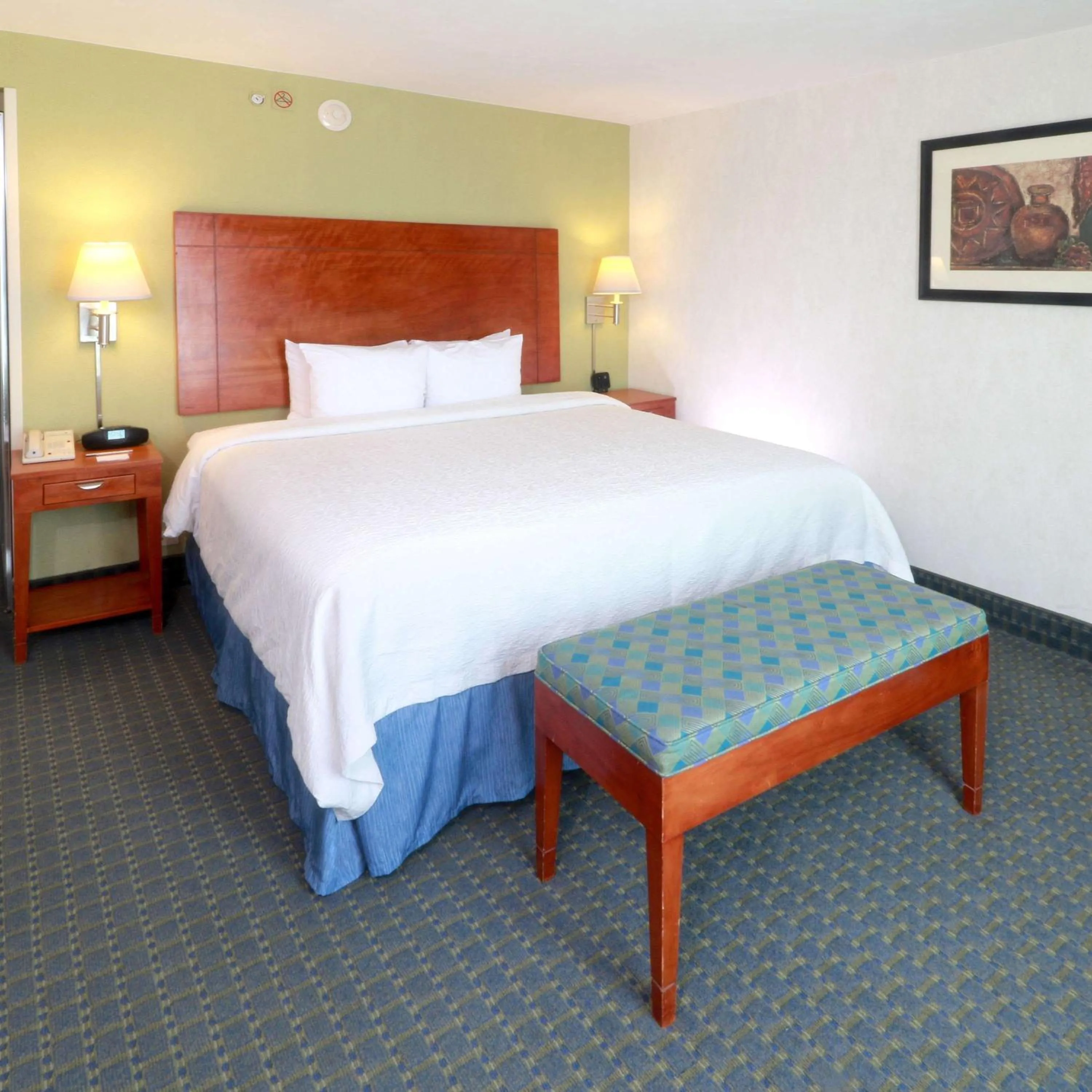 Living room, Bed in Hampton by Hilton Reynosa Zona Industrial