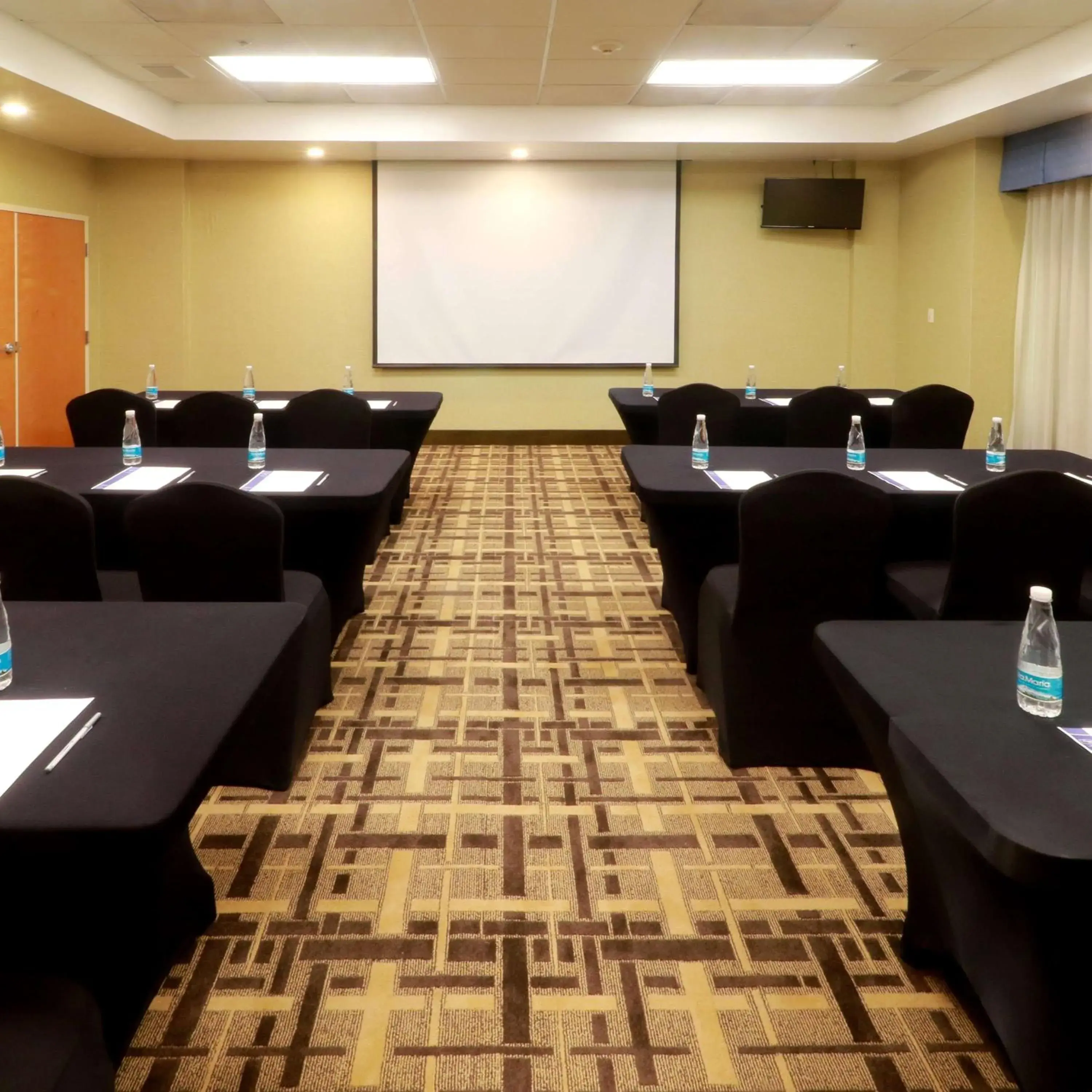 Meeting/conference room in Hampton by Hilton Reynosa Zona Industrial Meeting/conference room in Hampton by Hilton Reynosa Zona Industrial