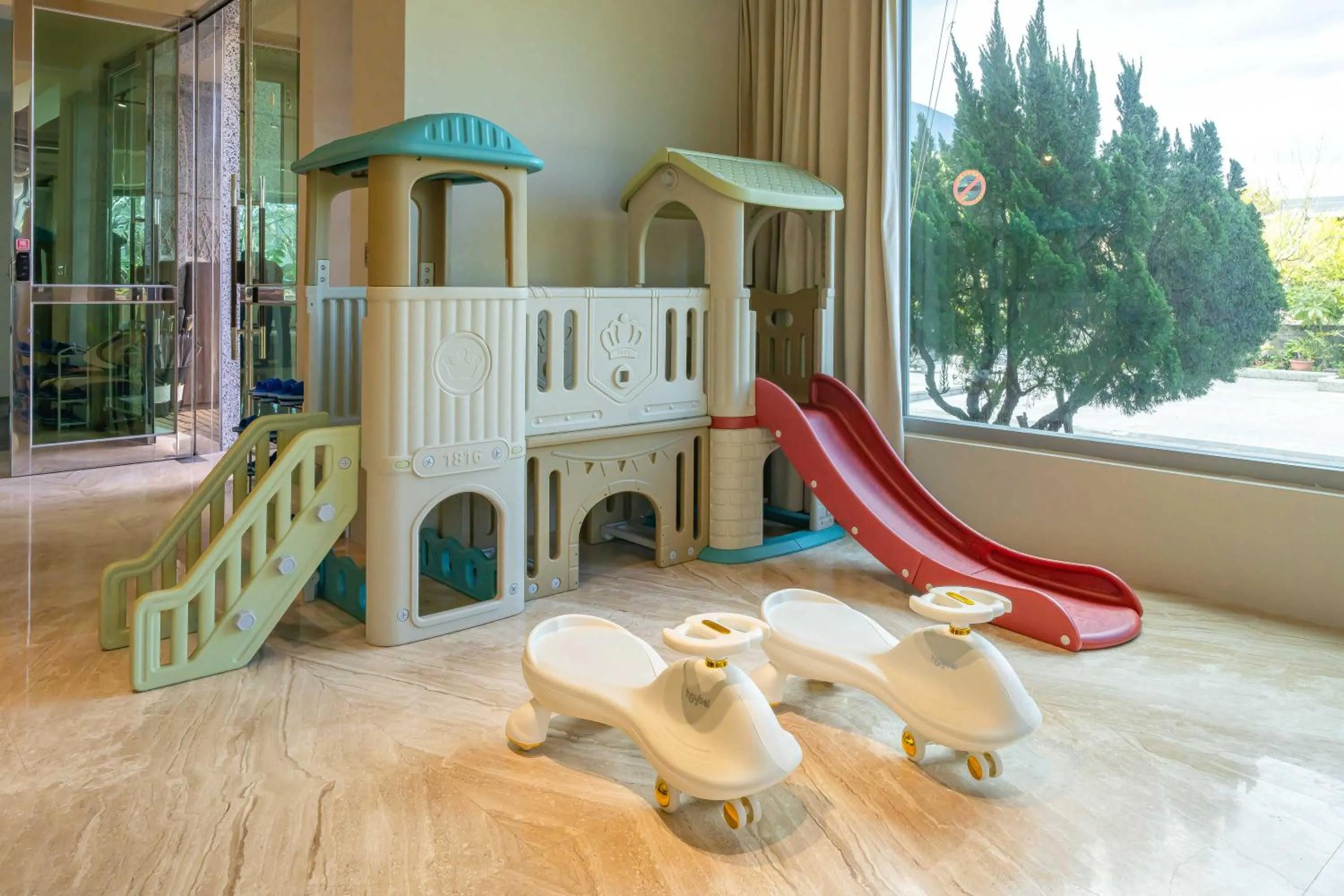 Children play ground in 美麗晨曦民宿-附停車位 近慈濟