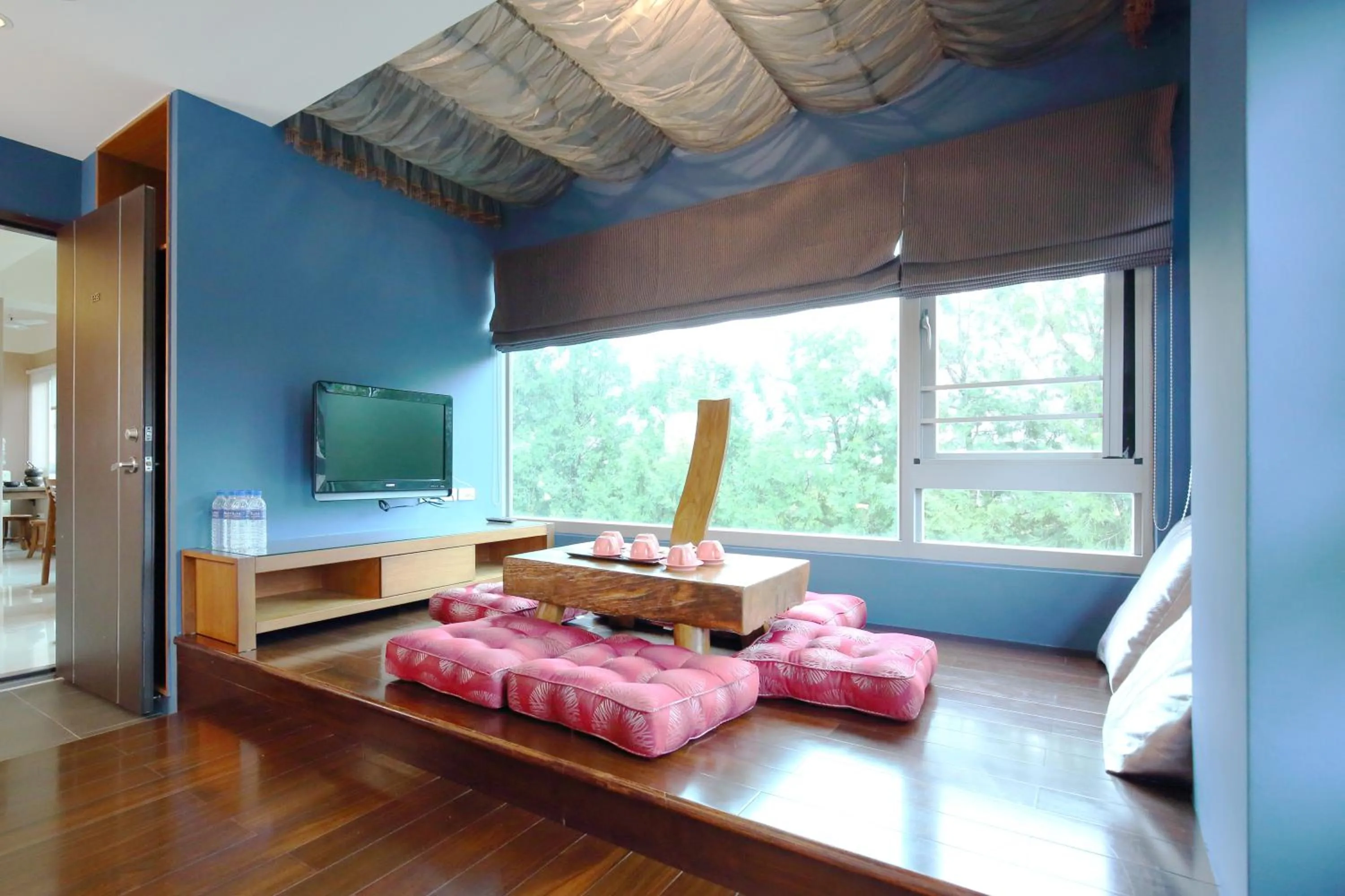 Communal lounge/ TV room in Pretty Sun B&B