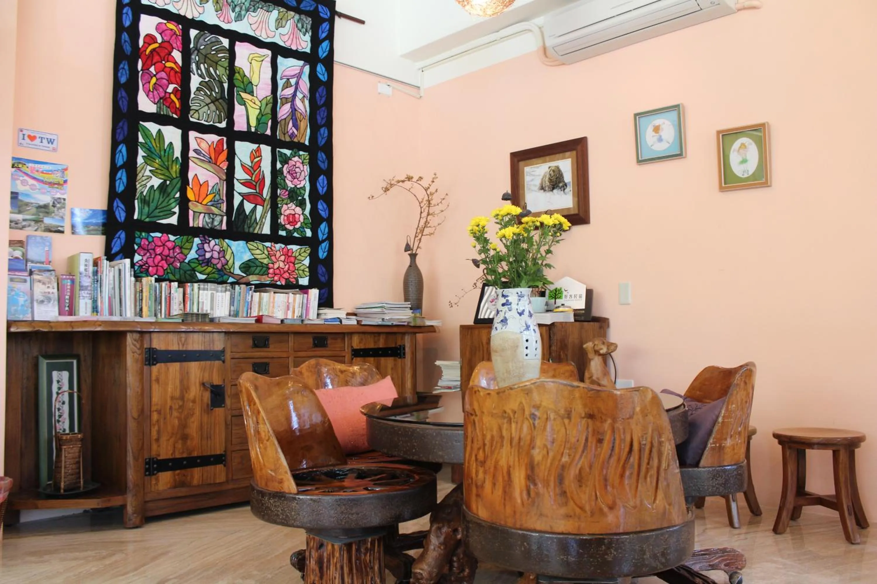 Communal lounge/ TV room in Pretty Sun B&B