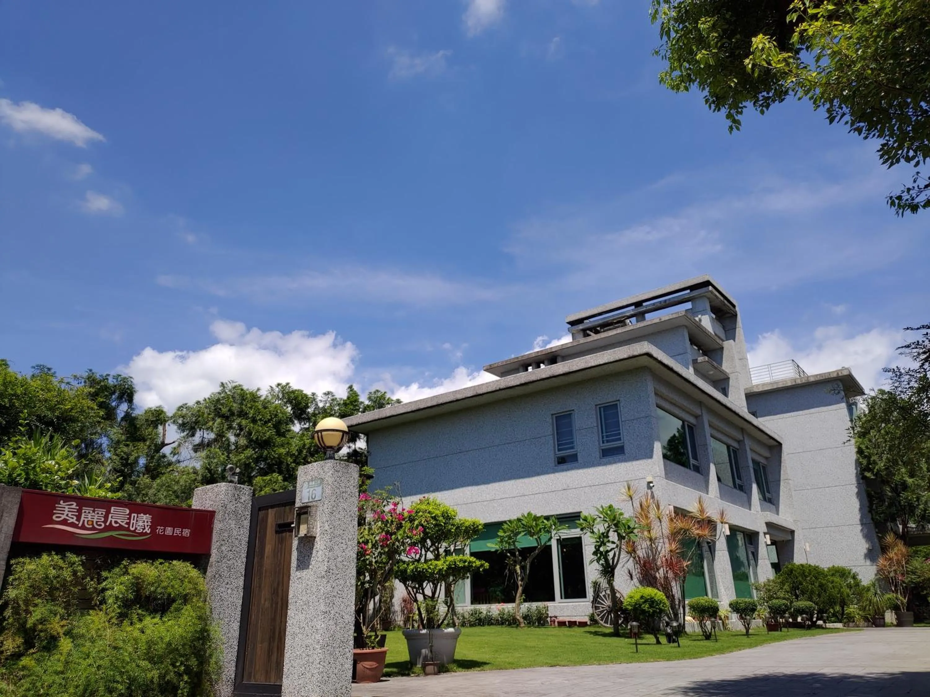 Facade/entrance in Pretty Sun B&B