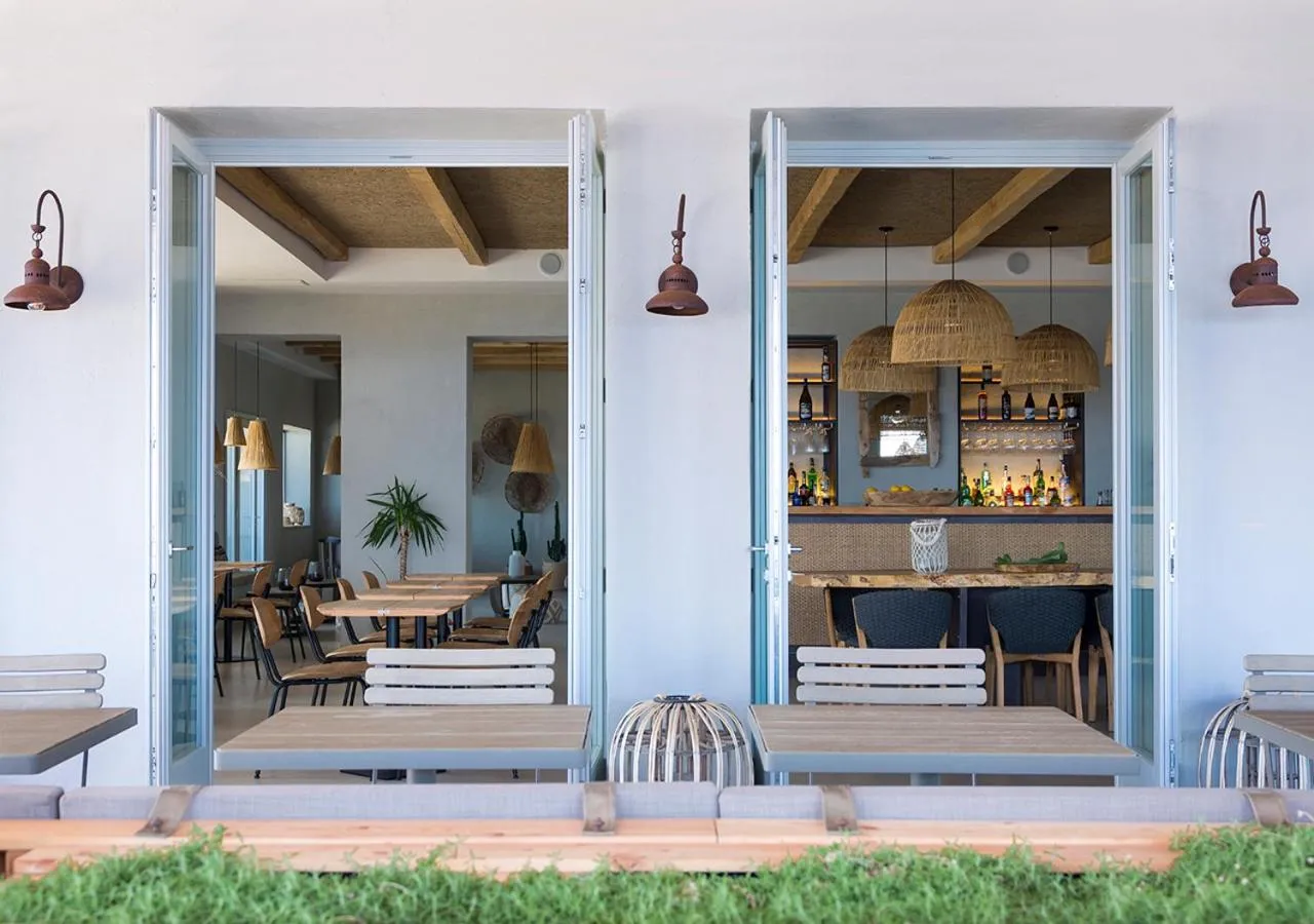 Lounge or bar in LA GUARDIA Hotel