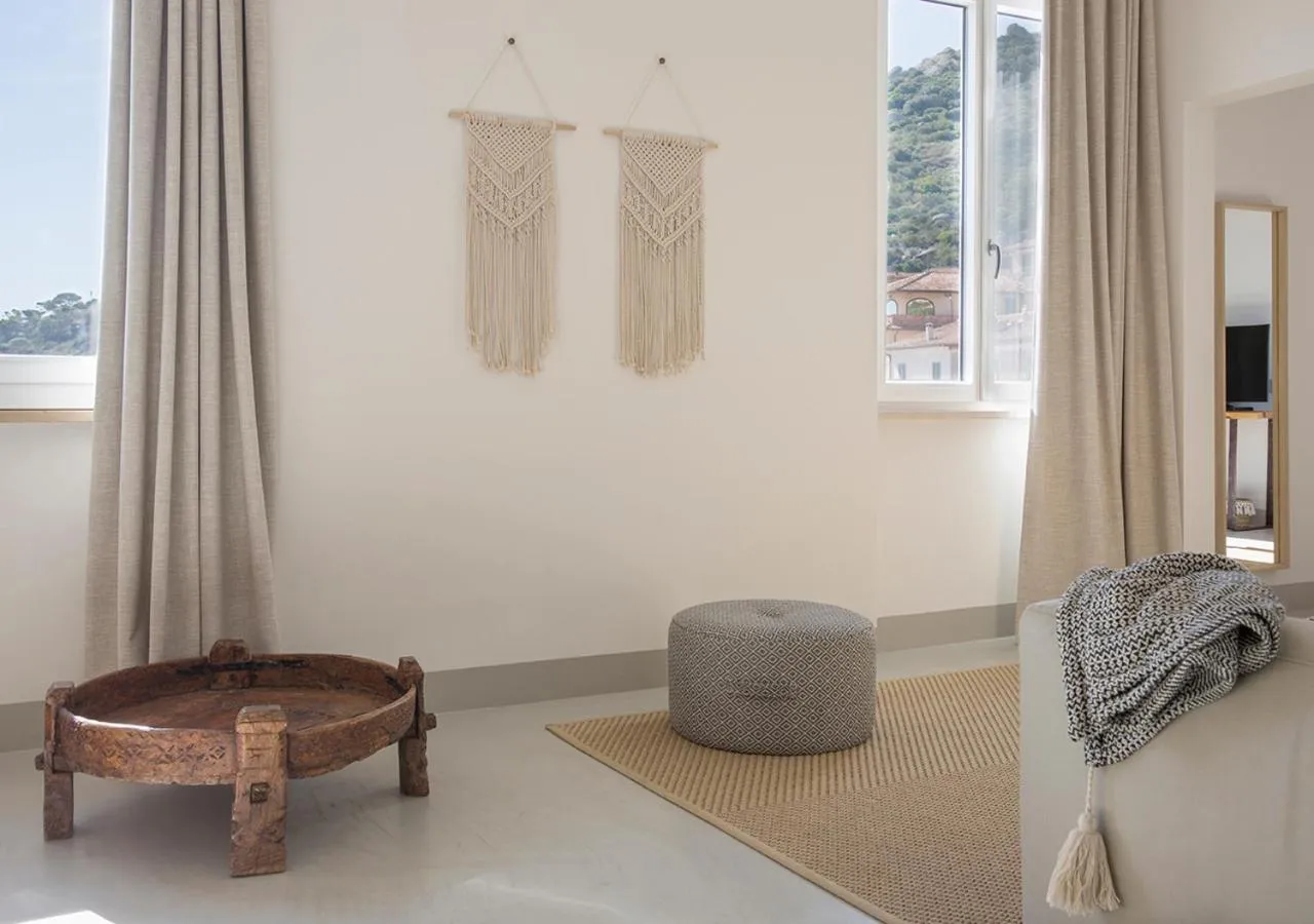 Seating area in LA GUARDIA Hotel