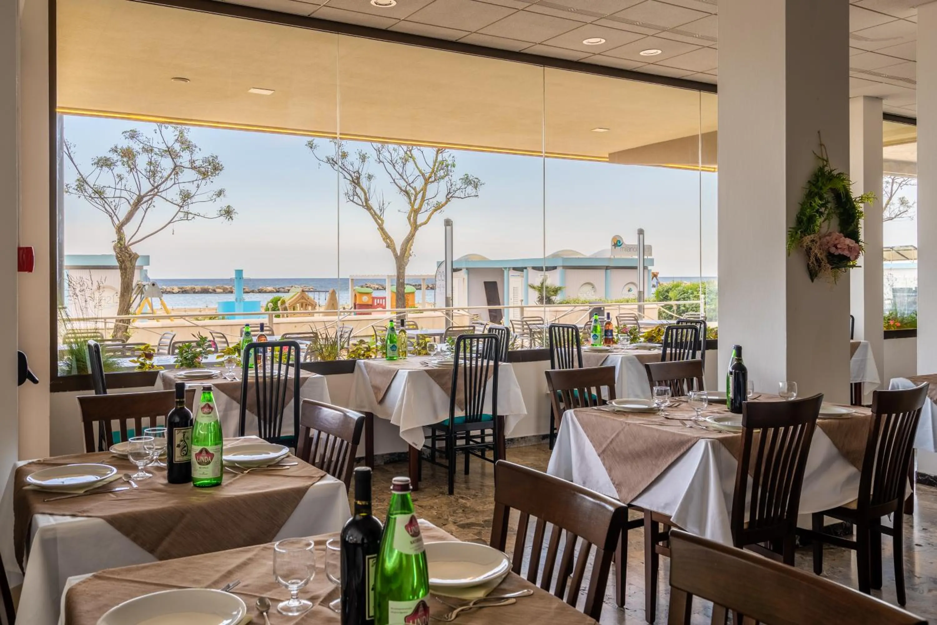 Restaurant/places to eat in Hotel Eden