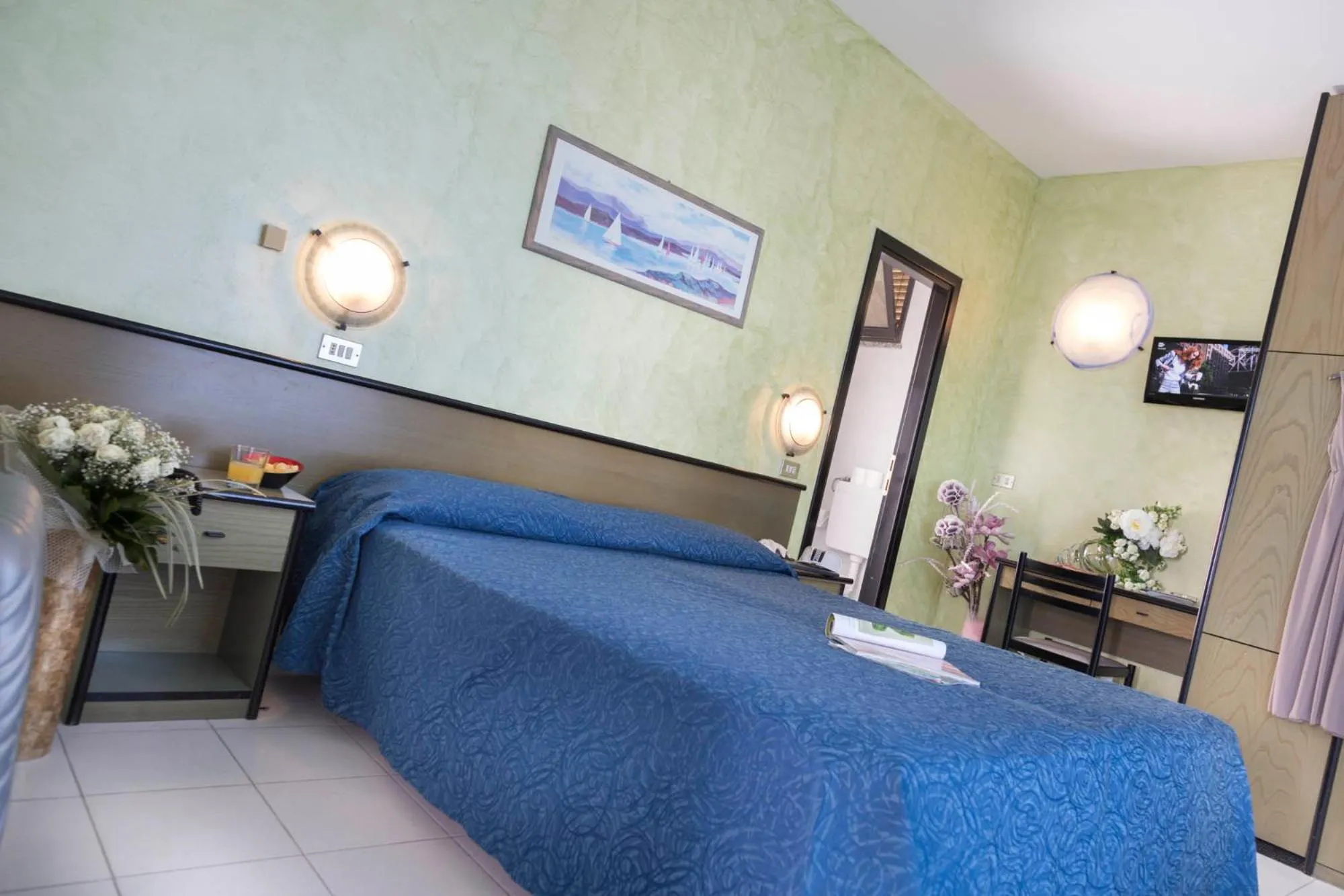 Photo of the whole room in Hotel Piccadilly