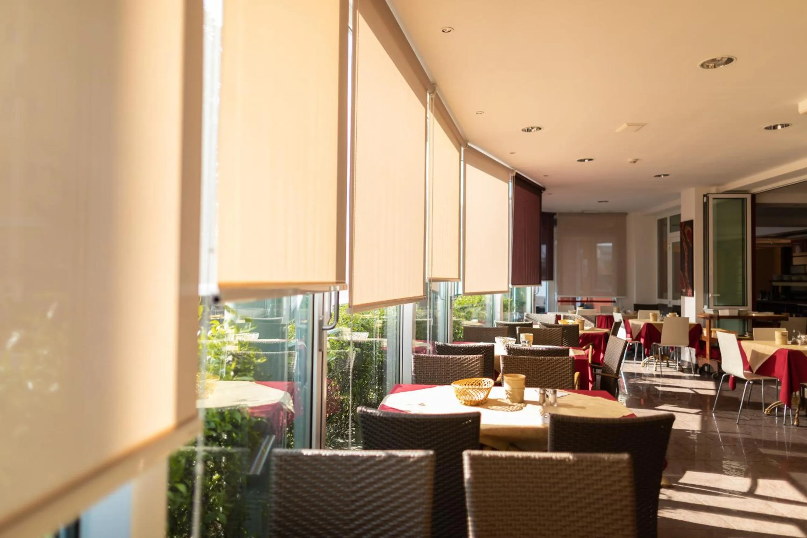 Restaurant/places to eat in Hotel Sheila