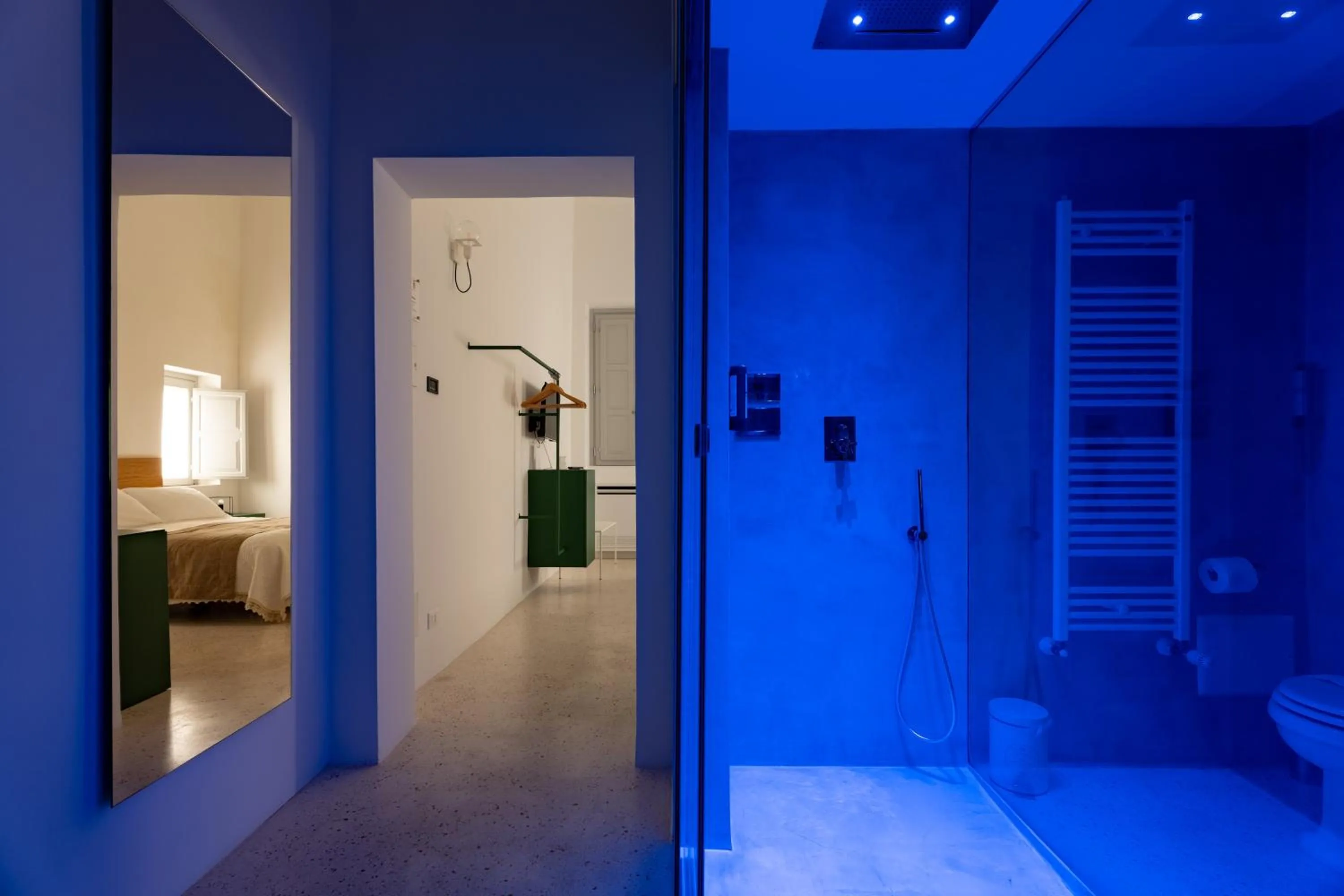 Shower, Bed in Donna Domenica Boutique Suites