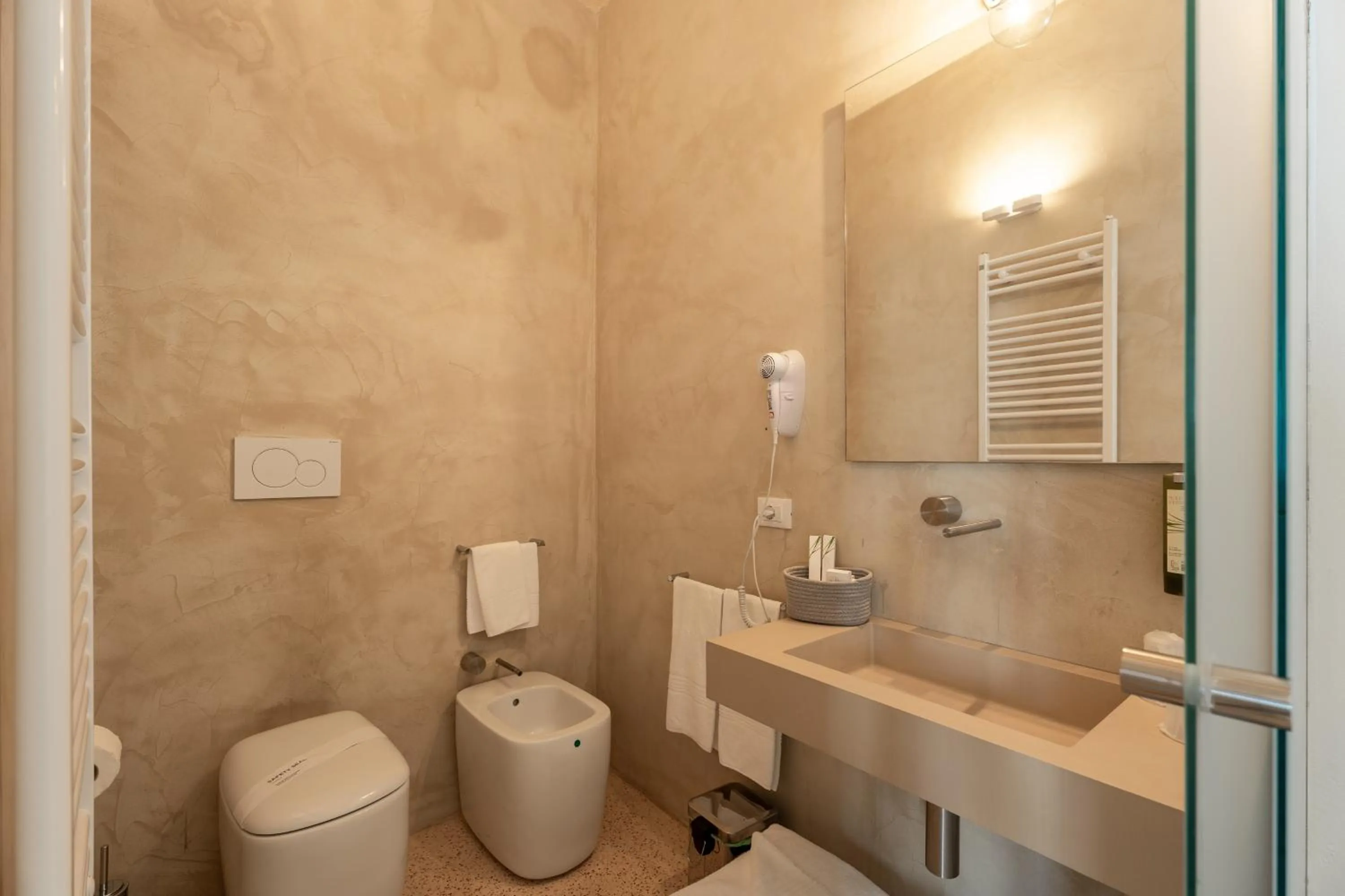 Toilet in Donna Domenica Boutique Suites