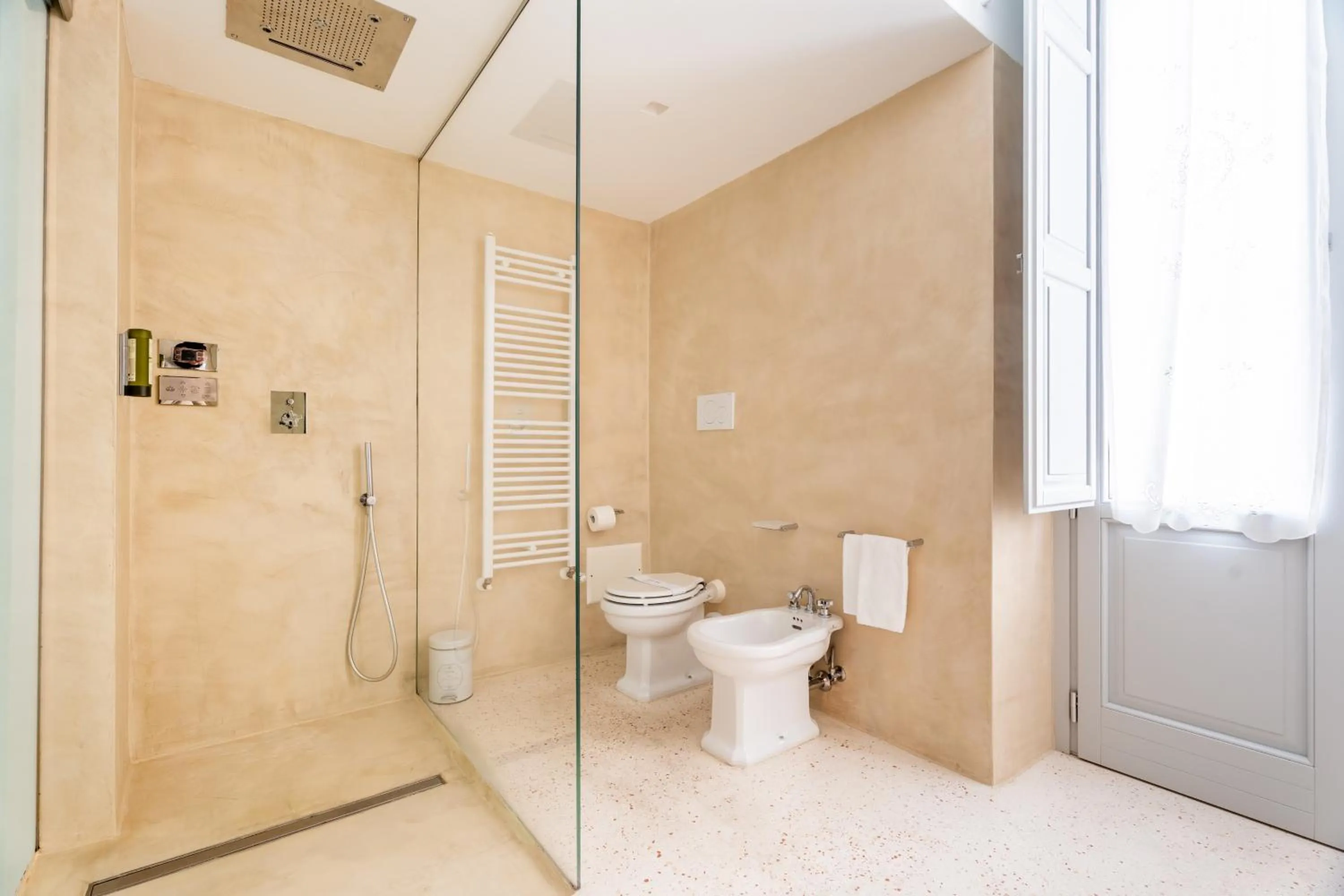 Shower in Donna Domenica Boutique Suites