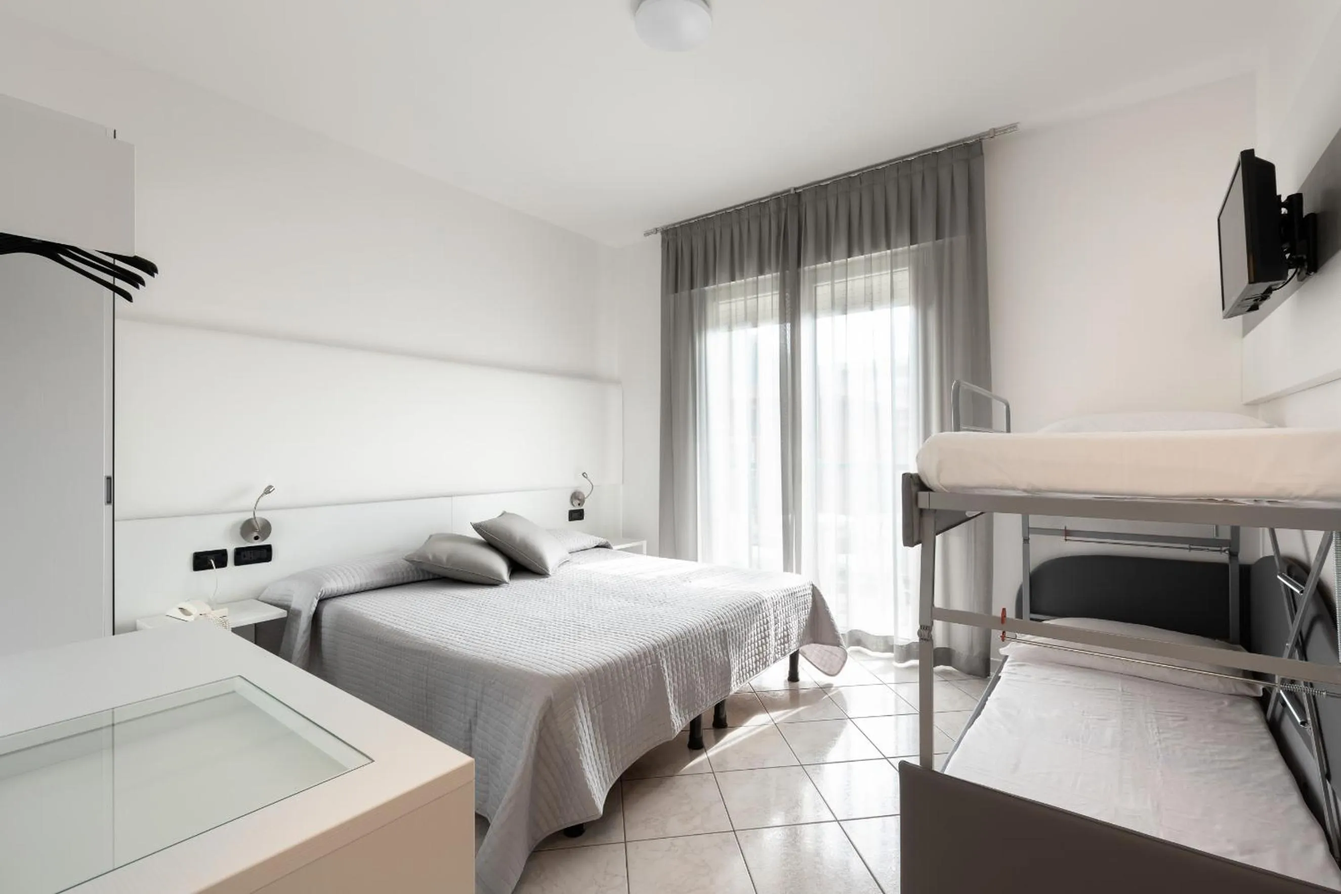 Photo of the whole room, Bed in Hotel Kennedy