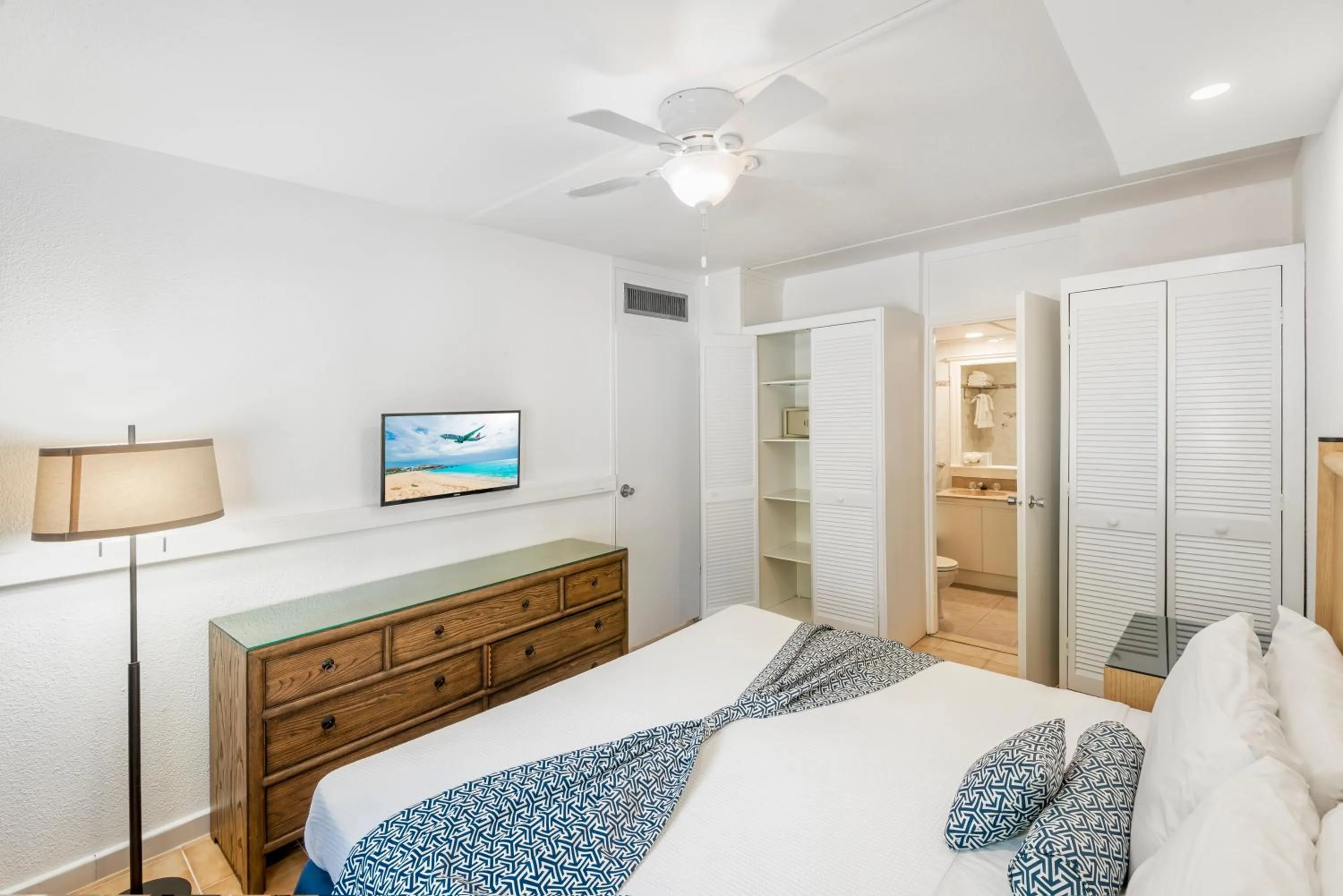 Bedroom, Bed in Belair Beach Hotel