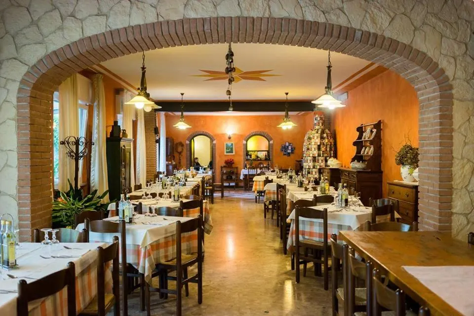 Restaurant/places to eat in Albergo Olivo