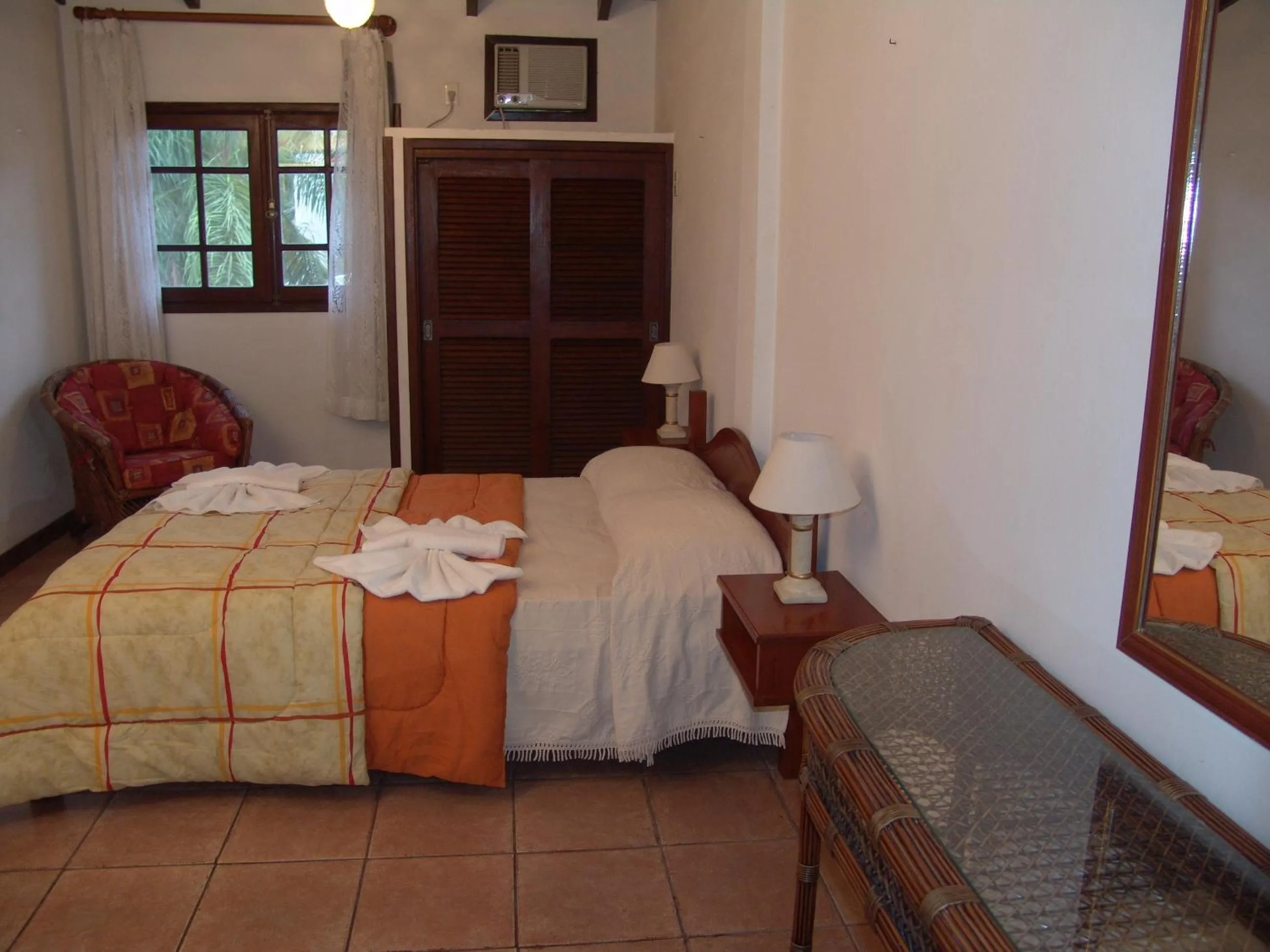 Photo of the whole room, Bed in La Alhambra Apart Hotel