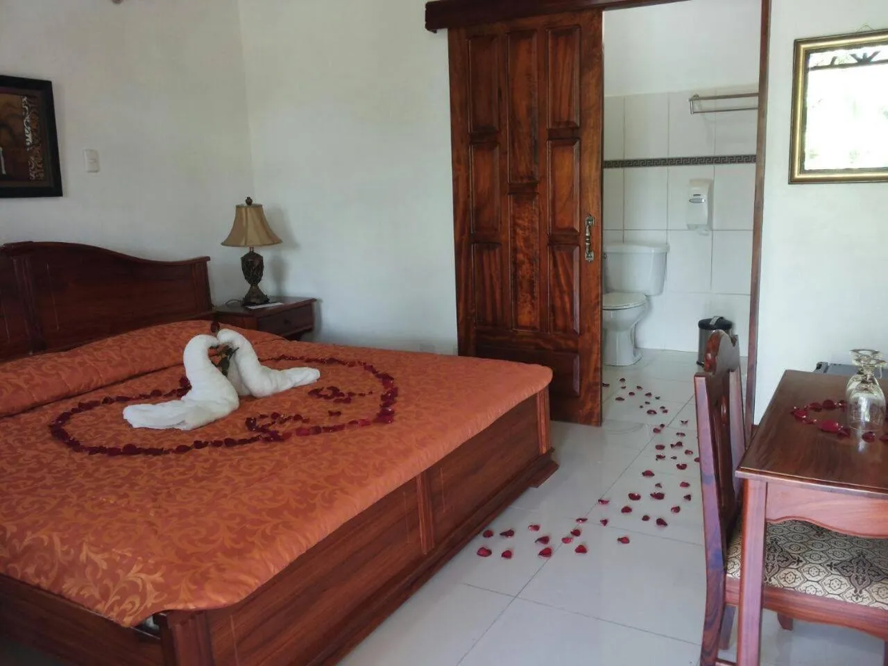 Shower, Bed in Hotel Los Higuerones