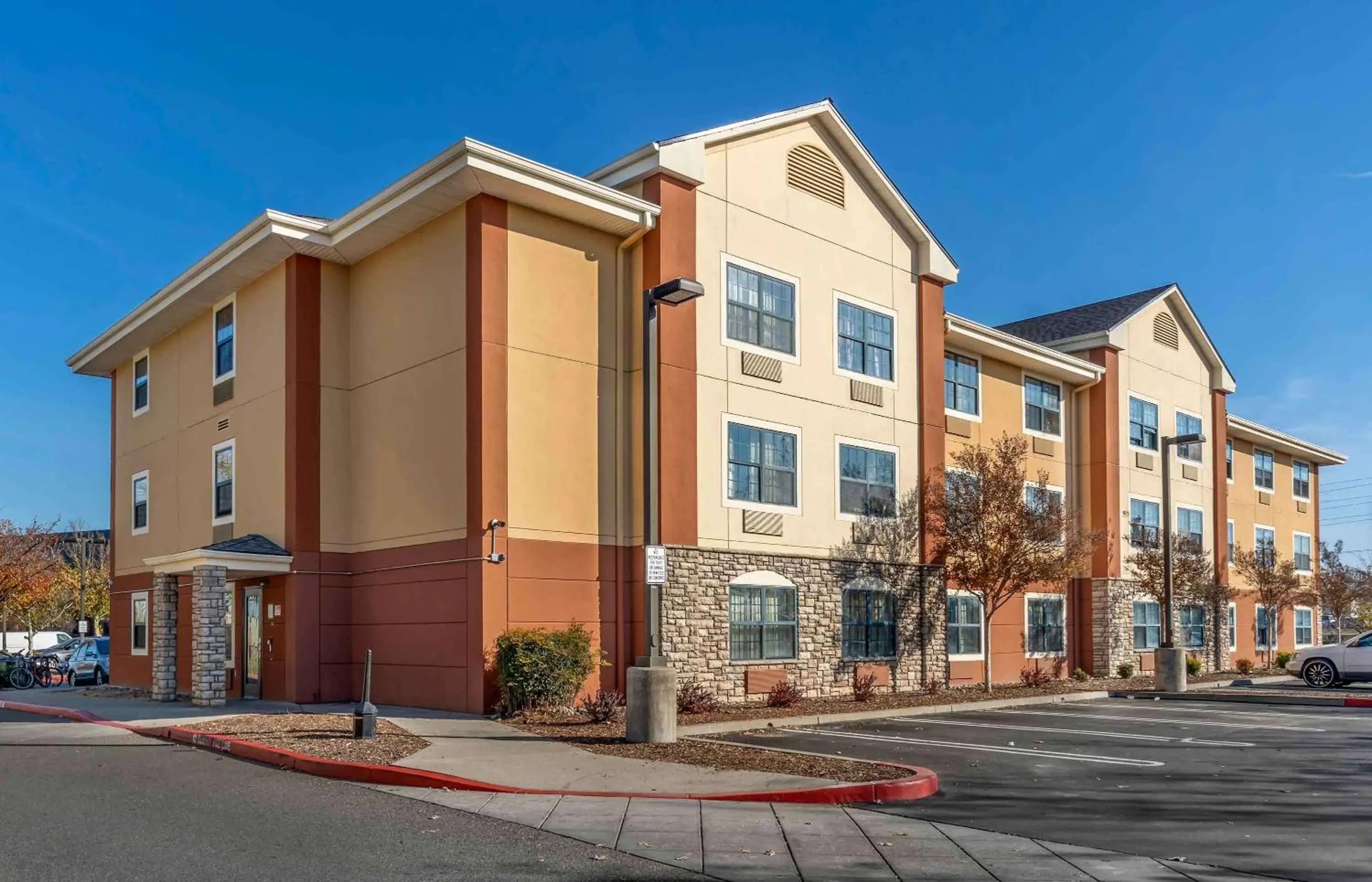 Property building in Extended Stay America Suites - Sacramento - Roseville Property building in Extended Stay America Suites - Sacramento - Roseville