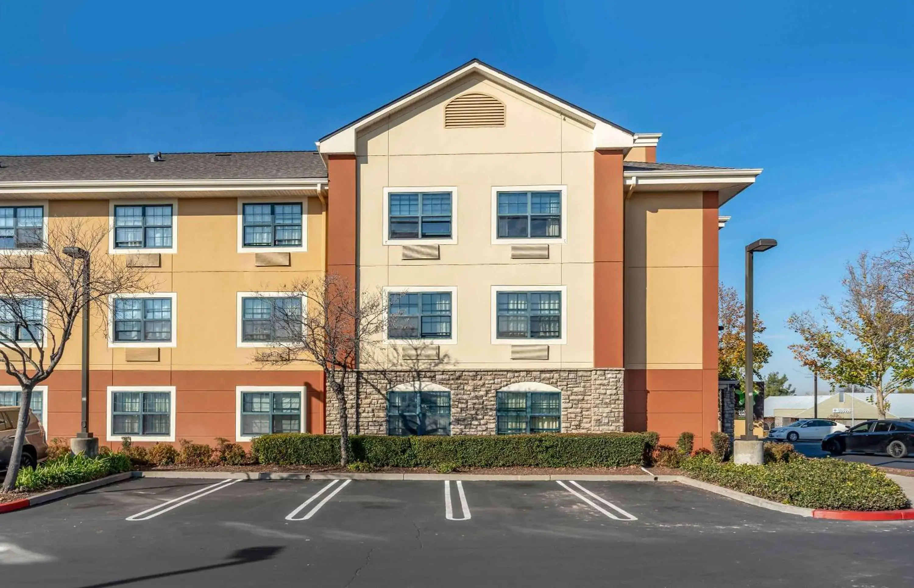 Property building in Extended Stay America Suites - Sacramento - Roseville Property building in Extended Stay America Suites - Sacramento - Roseville