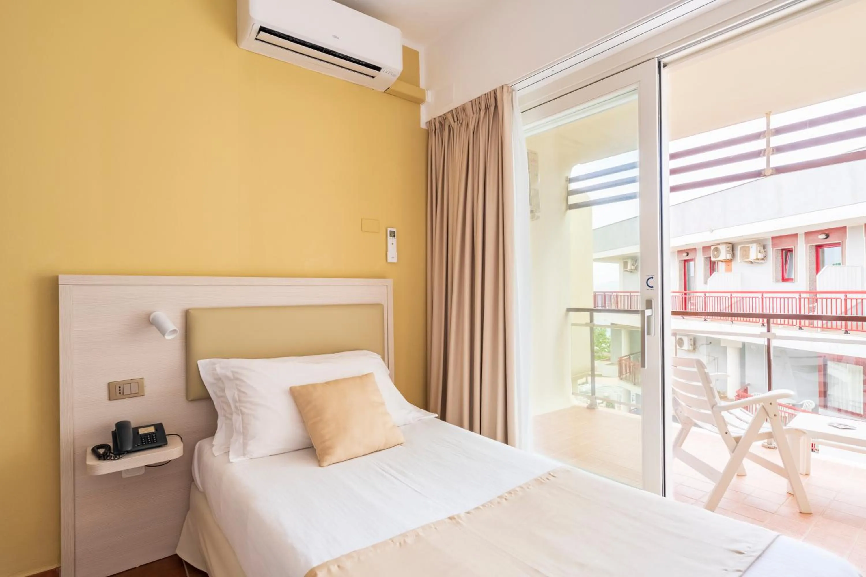 Balcony/Terrace, Bed in Hotel Florida