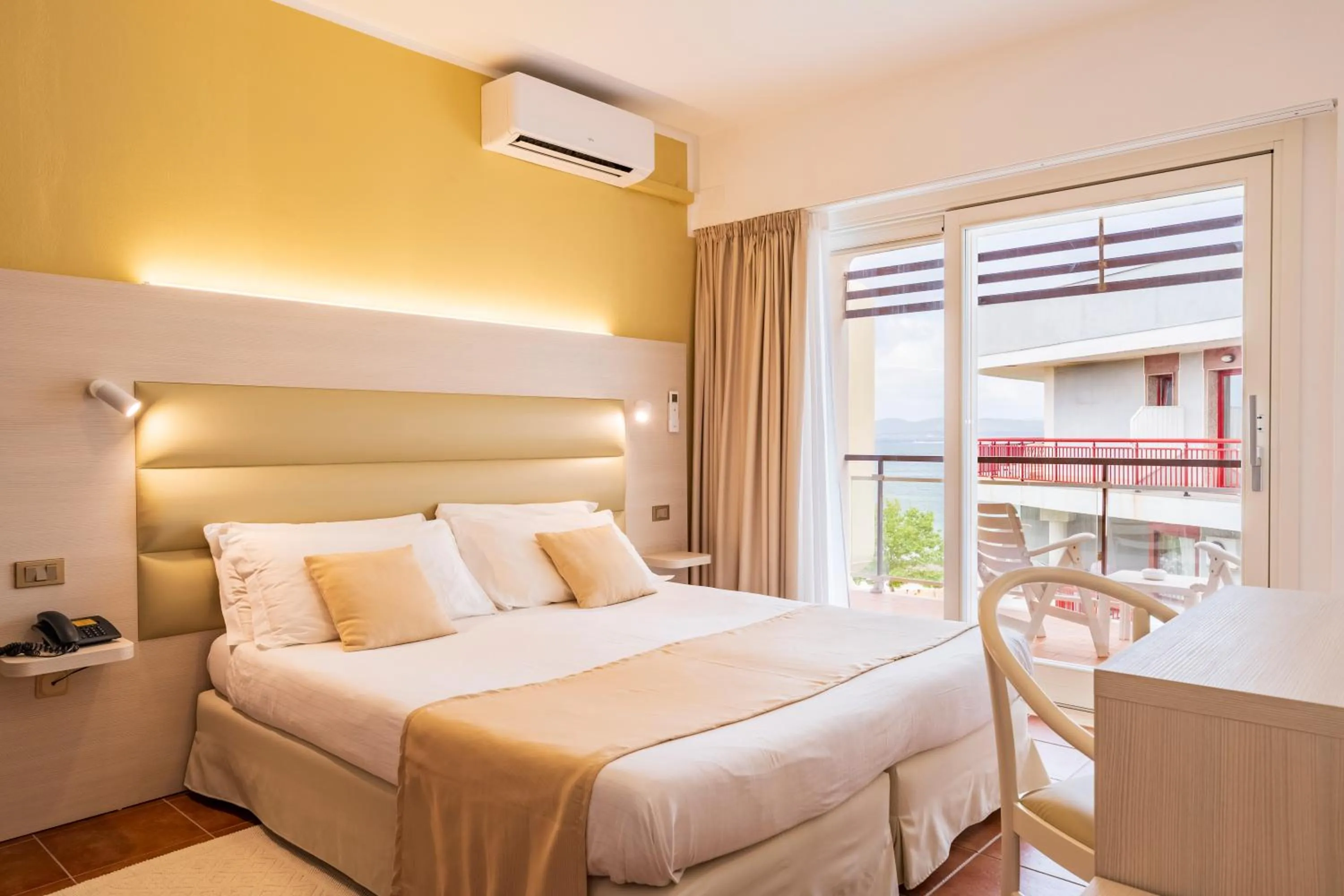 Balcony/Terrace, Bed in Hotel Florida