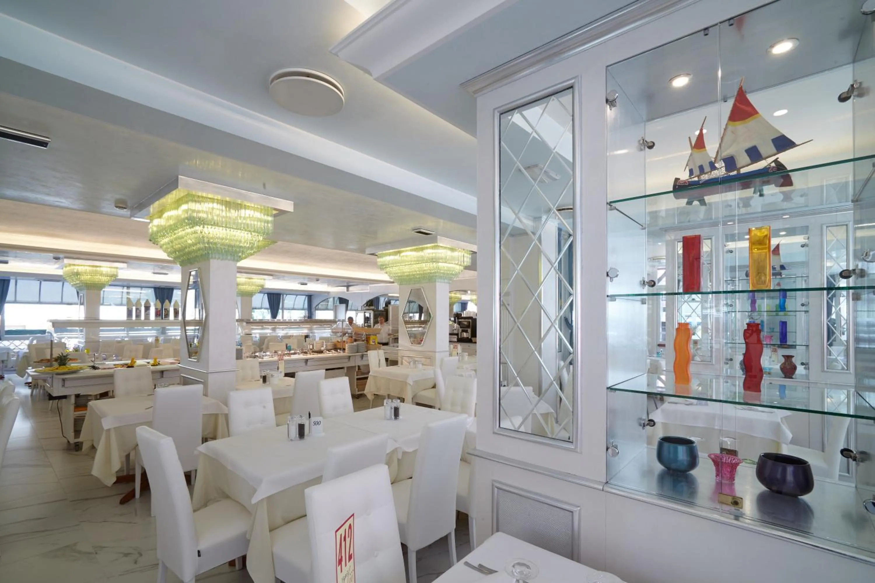 Restaurant/places to eat in Hotel Helen