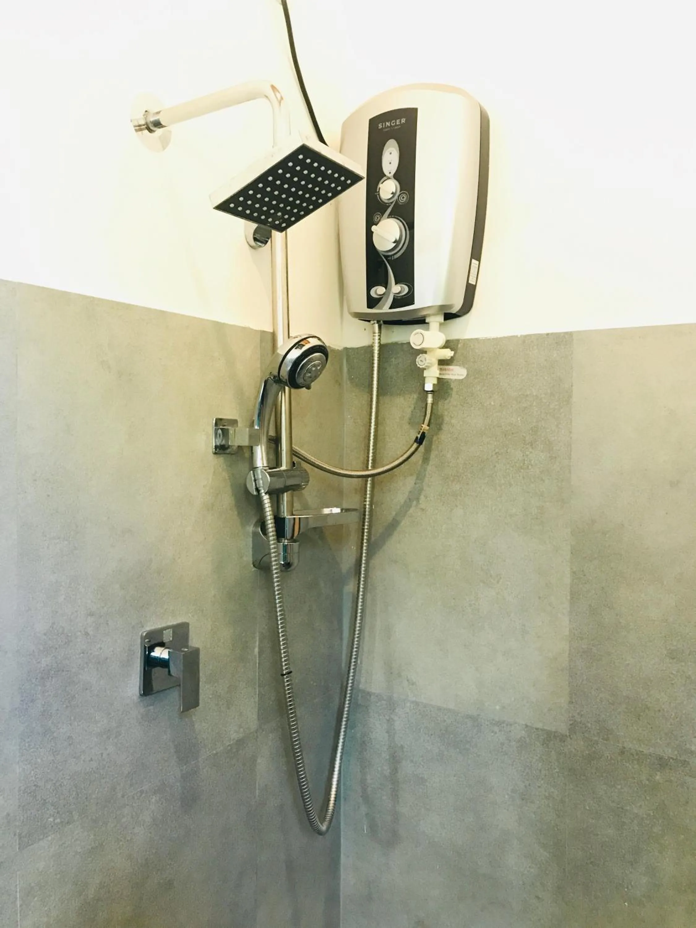 Shower in RUWINSONS Canal Garden