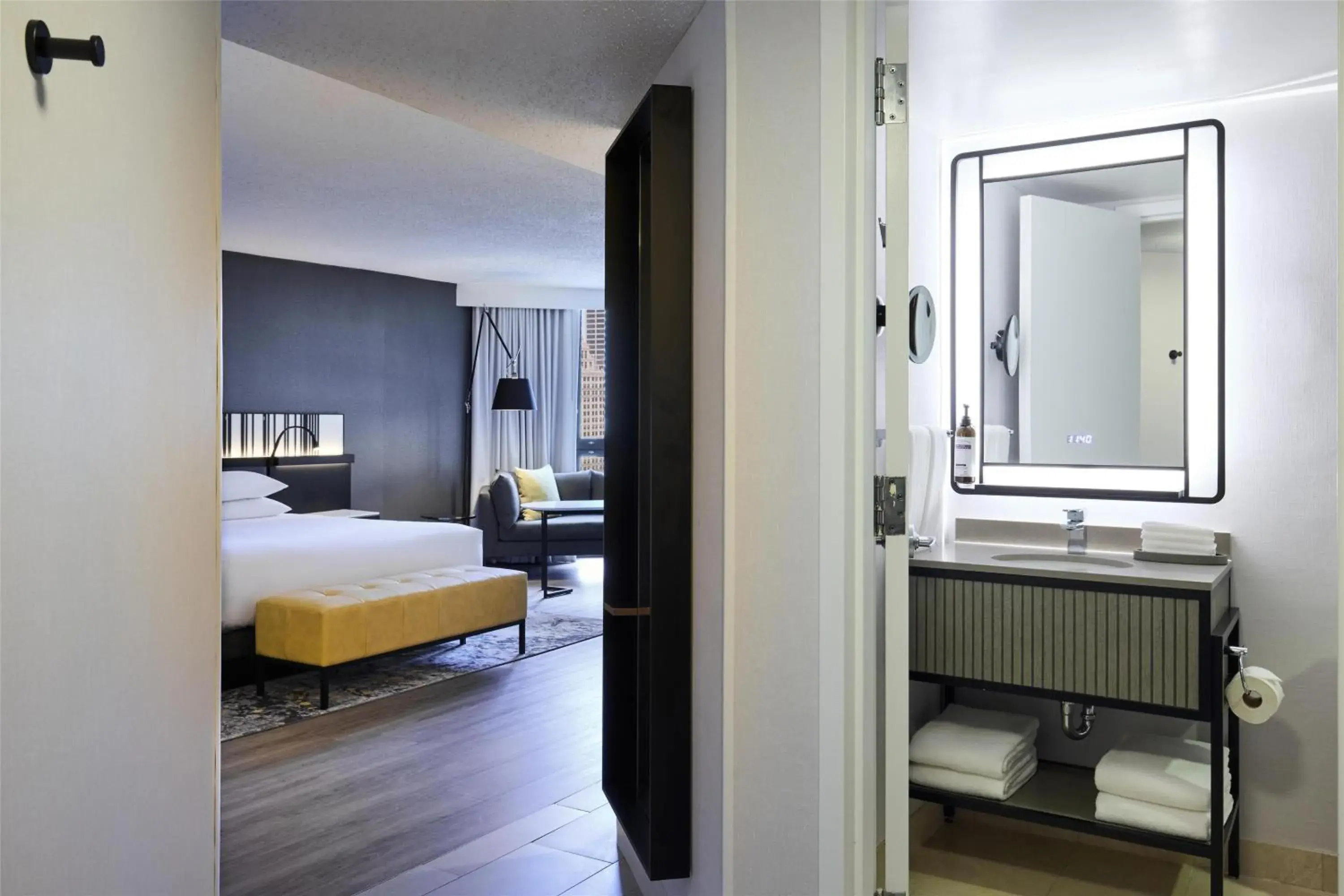 Junior Suite in Hyatt Regency Chicago Junior Suite in Hyatt Regency Chicago