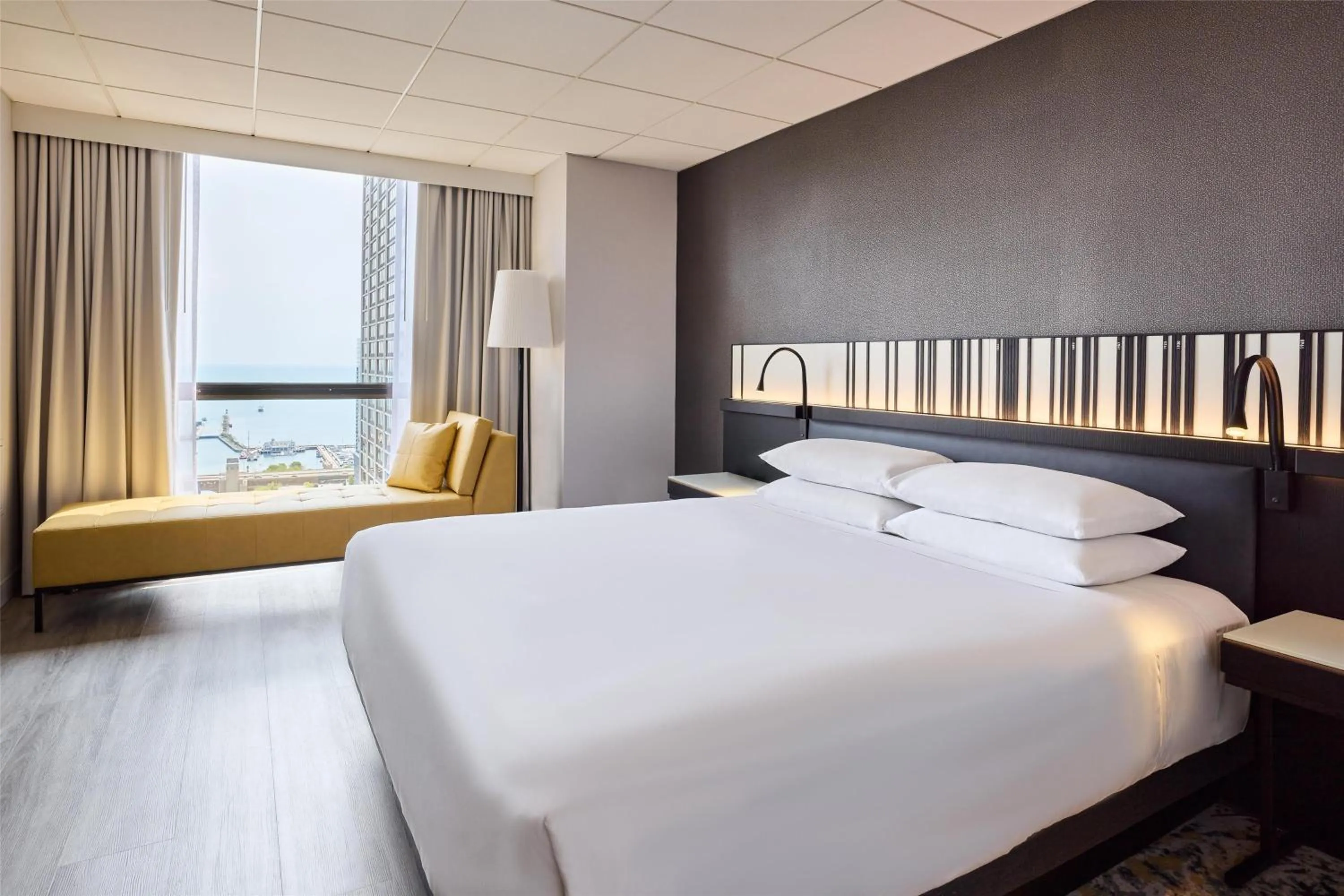 Bedroom, Bed in Hyatt Regency Chicago