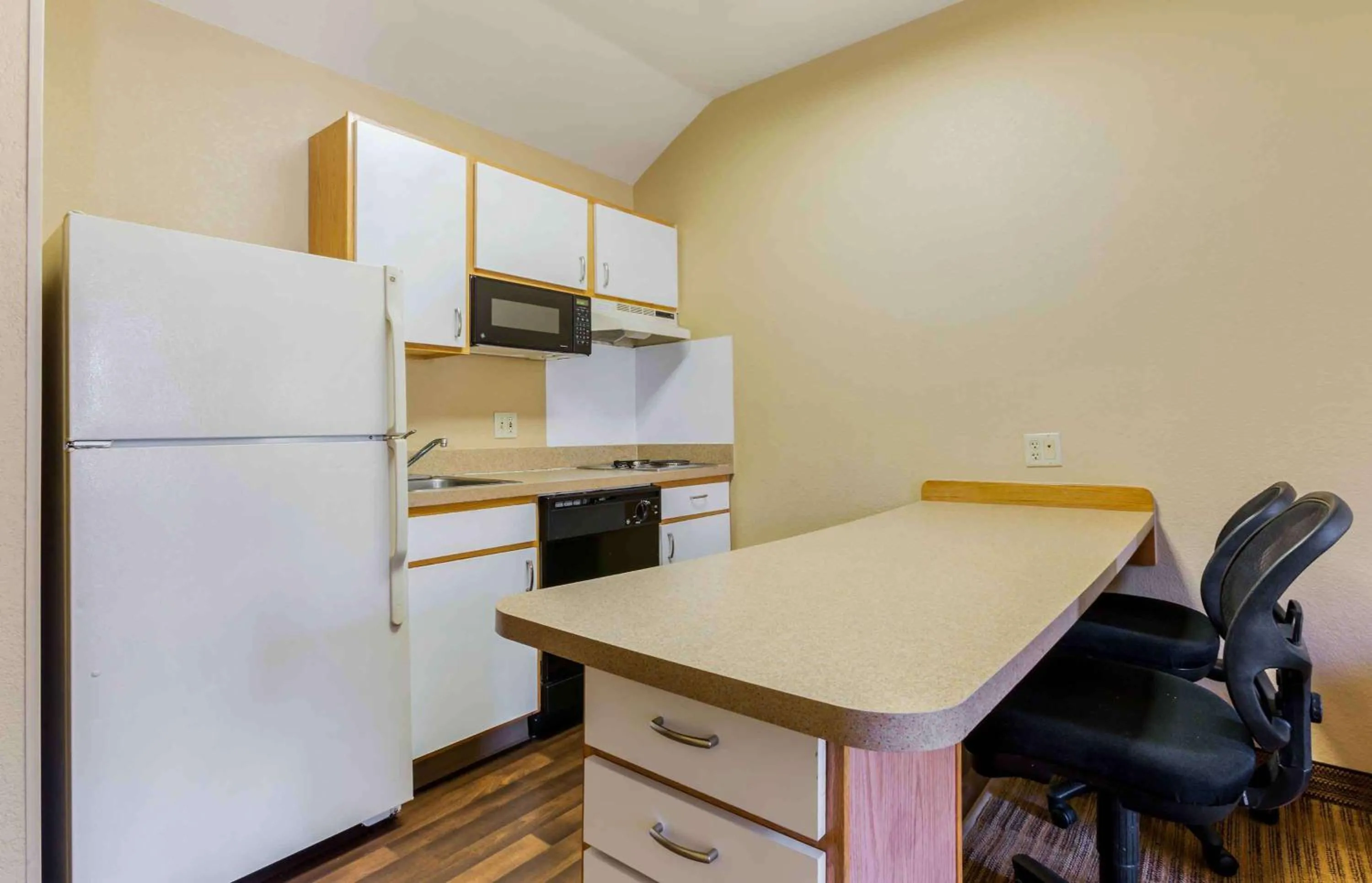 Kitchen or kitchenette in Extended Stay America Select Suites - Providence - Airport