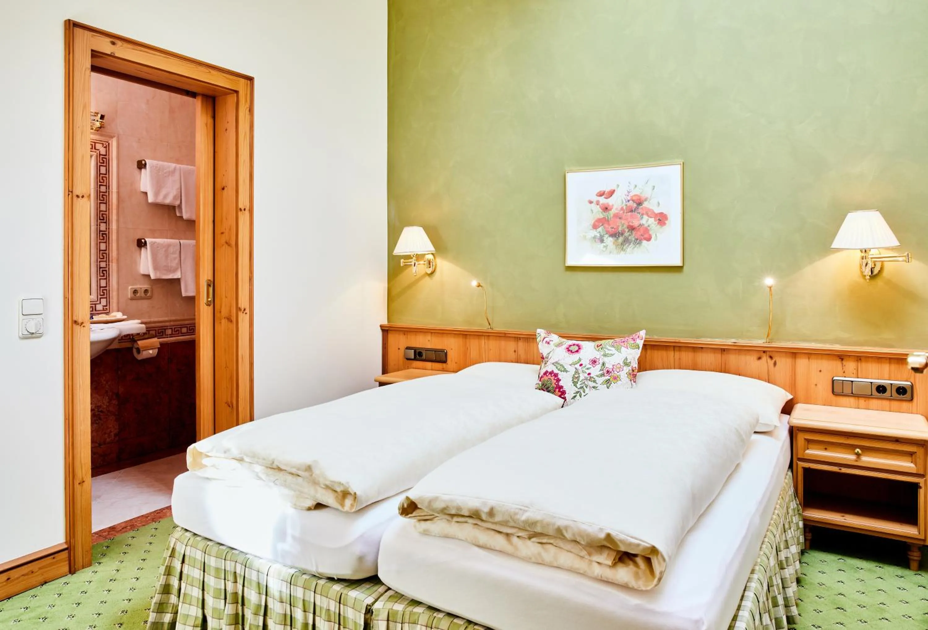 Bedroom, Bed in Salzburgerhof, das 5-Sterne Hotel von Zell am See