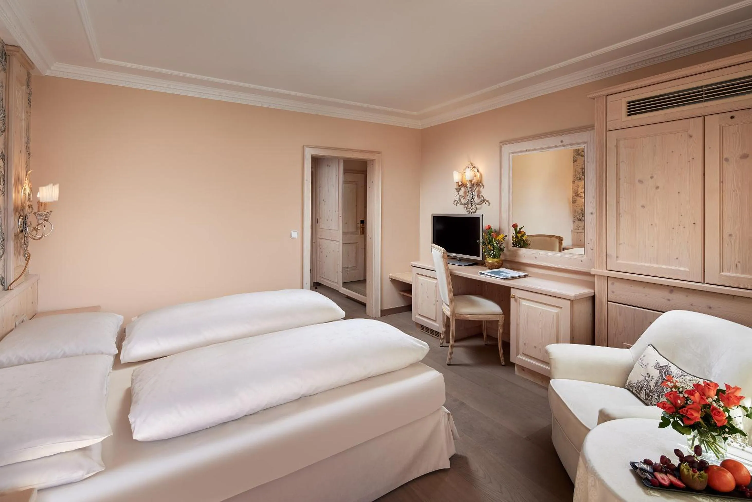 Photo of the whole room, Bed in Salzburgerhof, das 5-Sterne Hotel von Zell am See