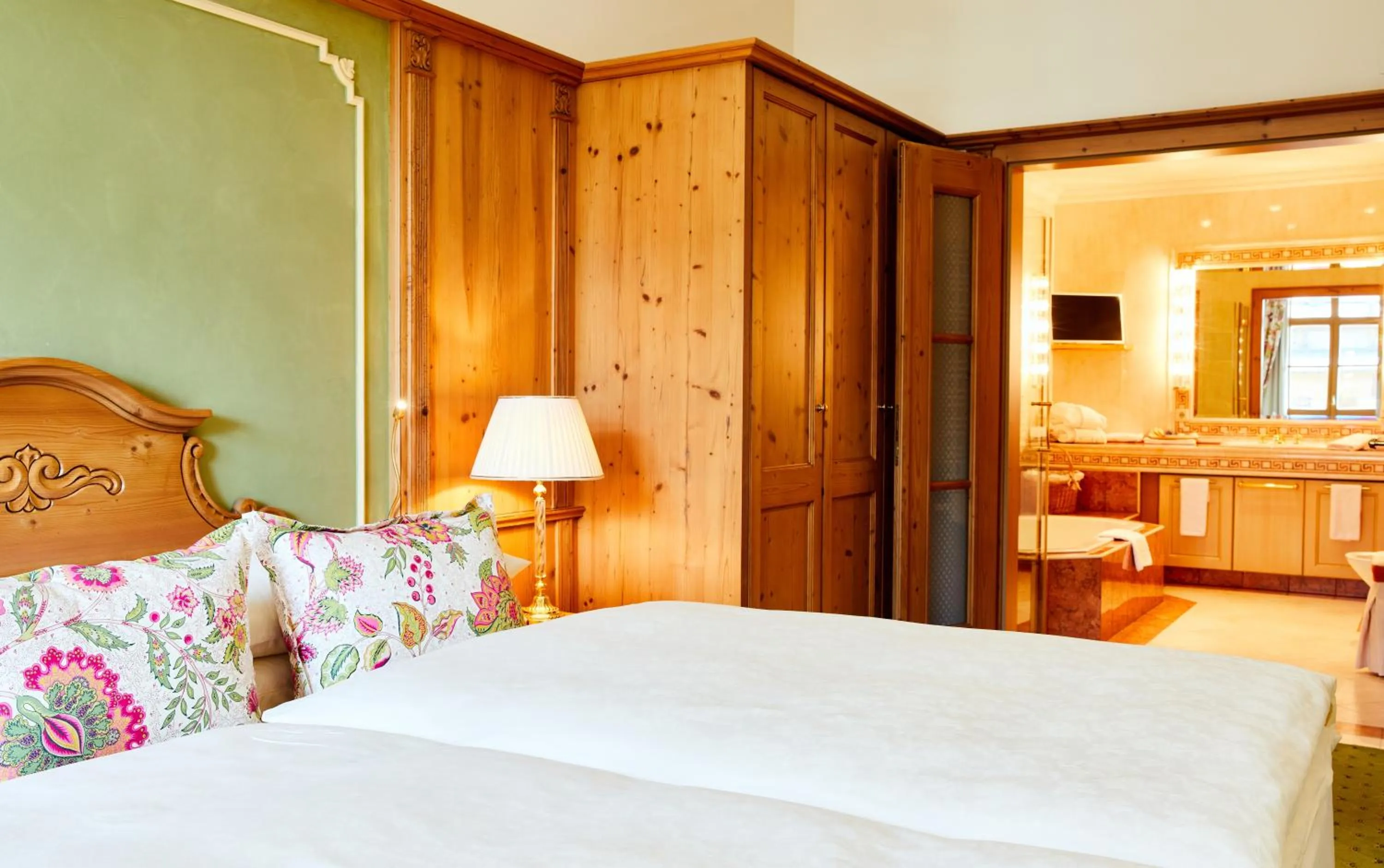 Bedroom, Bed in Salzburgerhof, das 5-Sterne Hotel von Zell am See