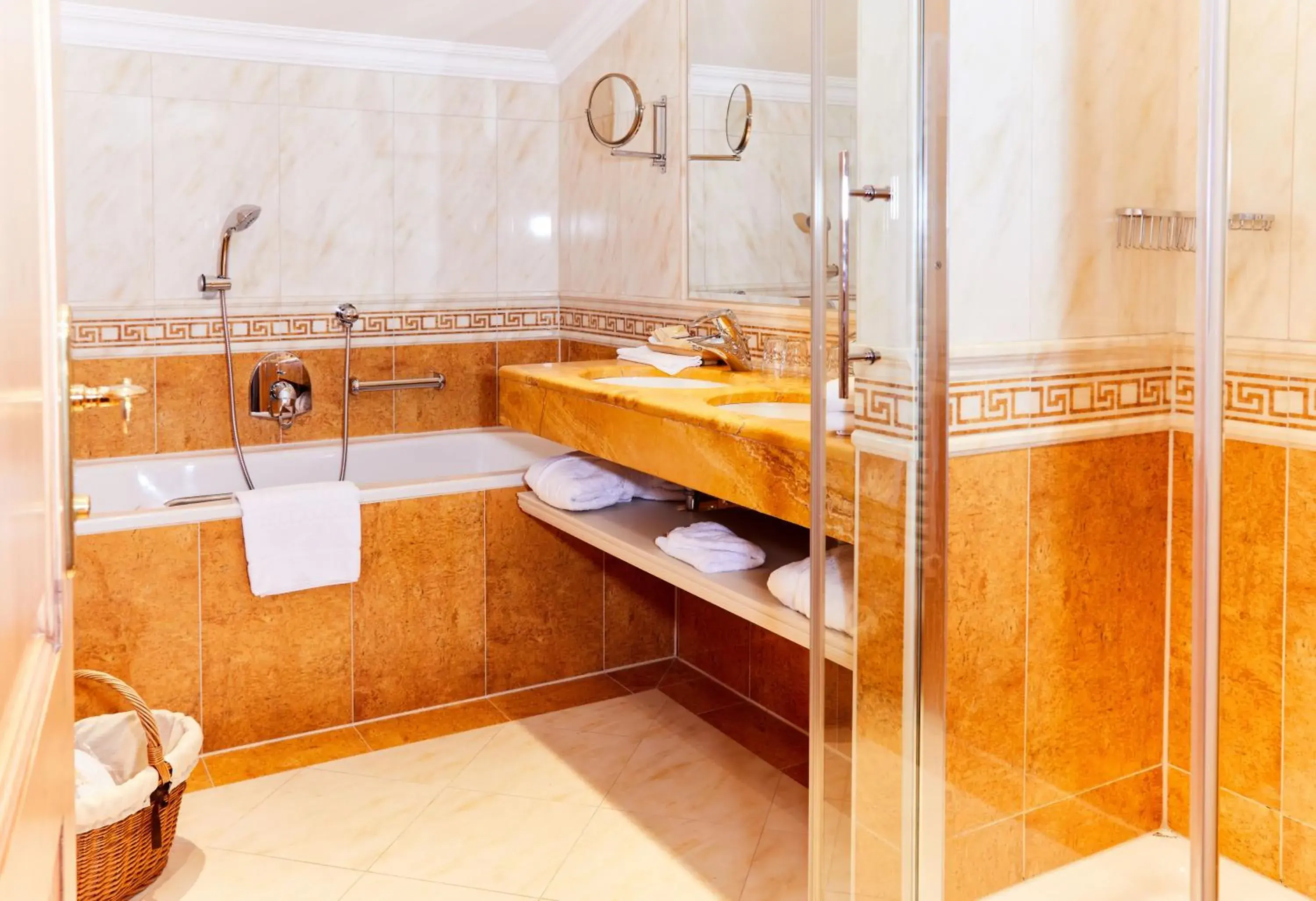 Double Room in Salzburgerhof, das 5-Sterne Hotel von Zell am See Double Room in Salzburgerhof, das 5-Sterne Hotel von Zell am See